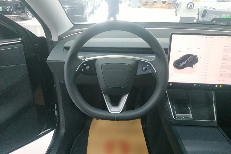 Used Tesla Model Y 2025 Long-Range All-Wheel-Drive Version
