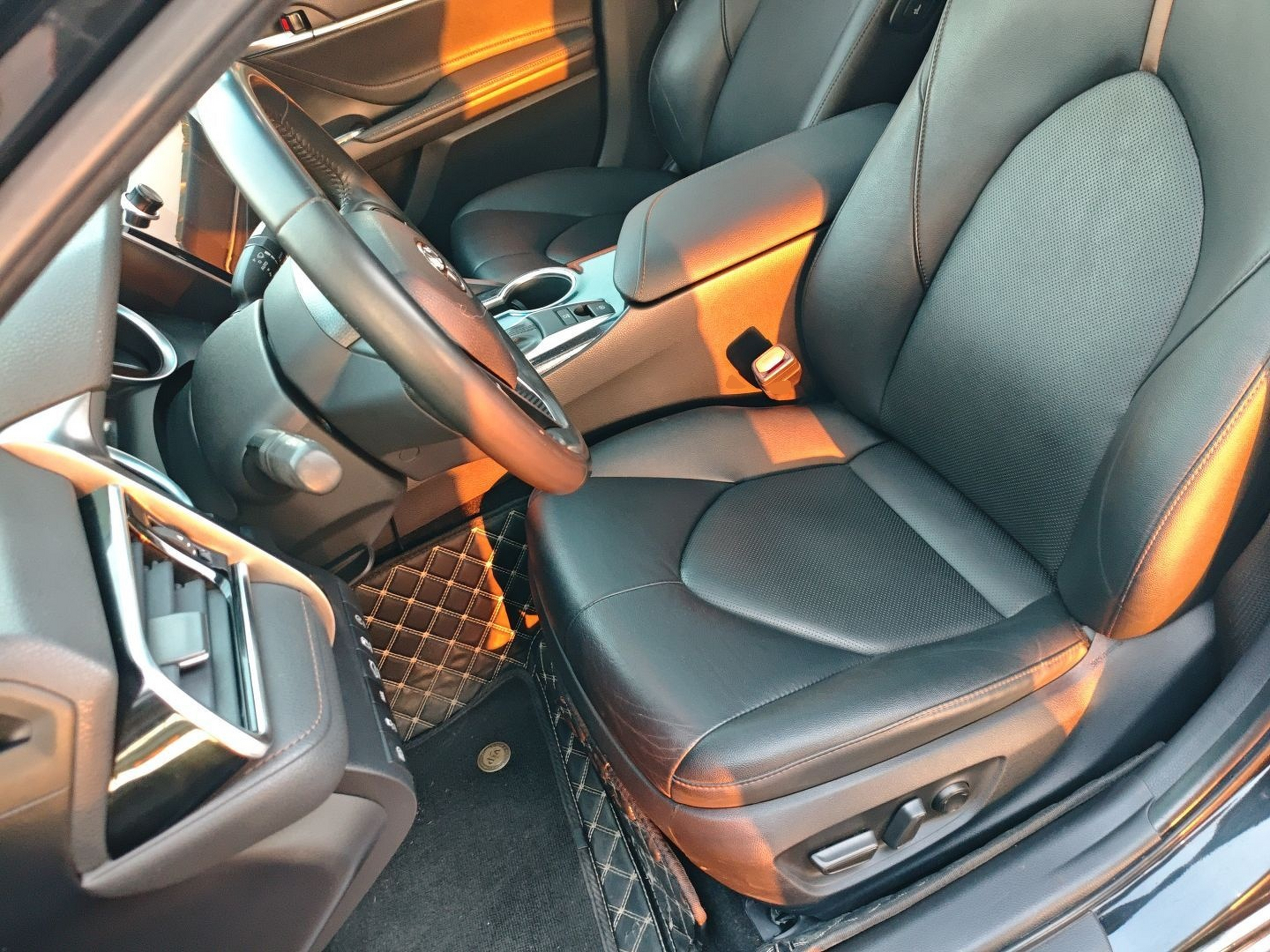 المقاعد الأمامية داخل السيارة