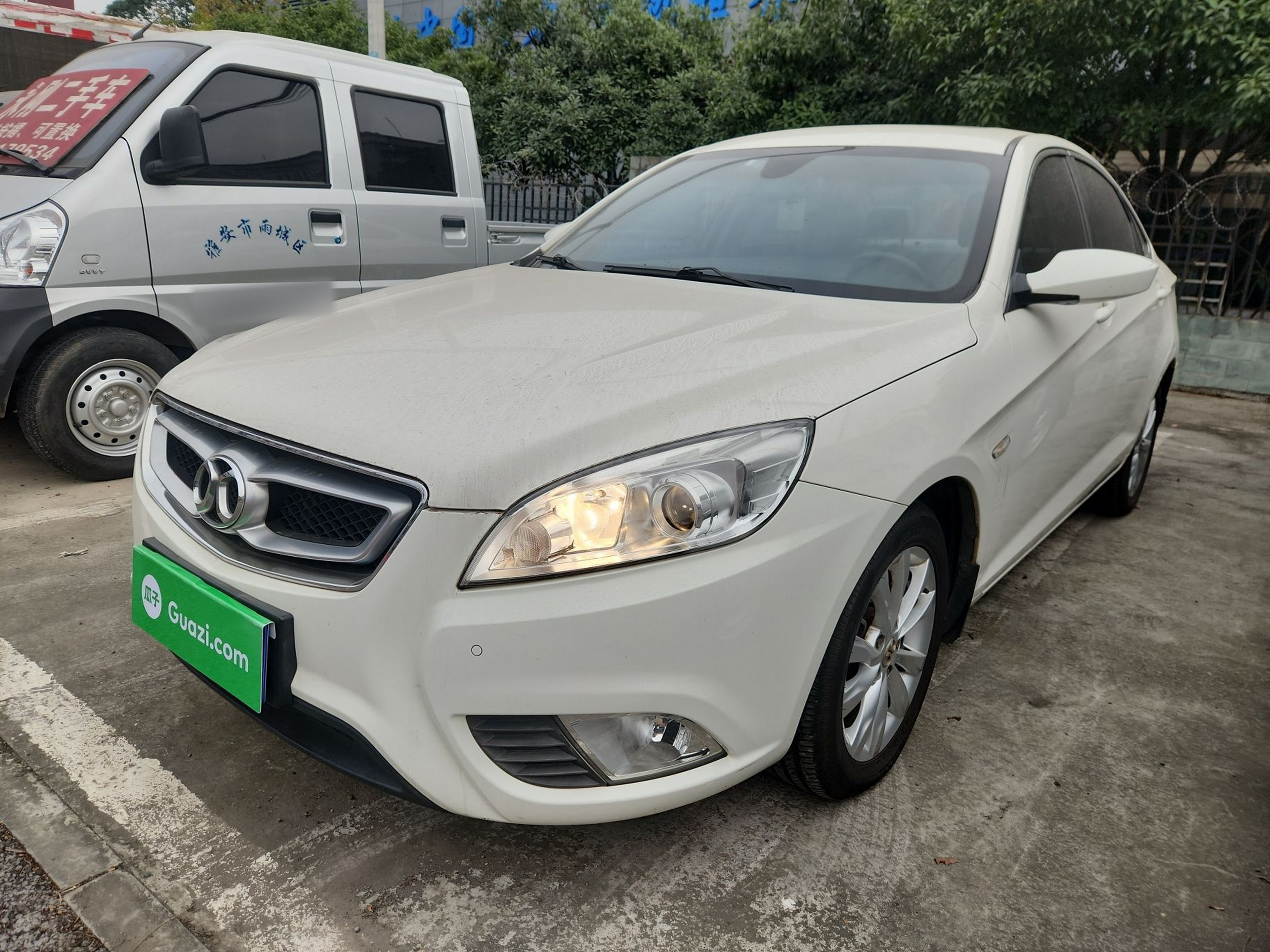 Под передней частью автомобиля