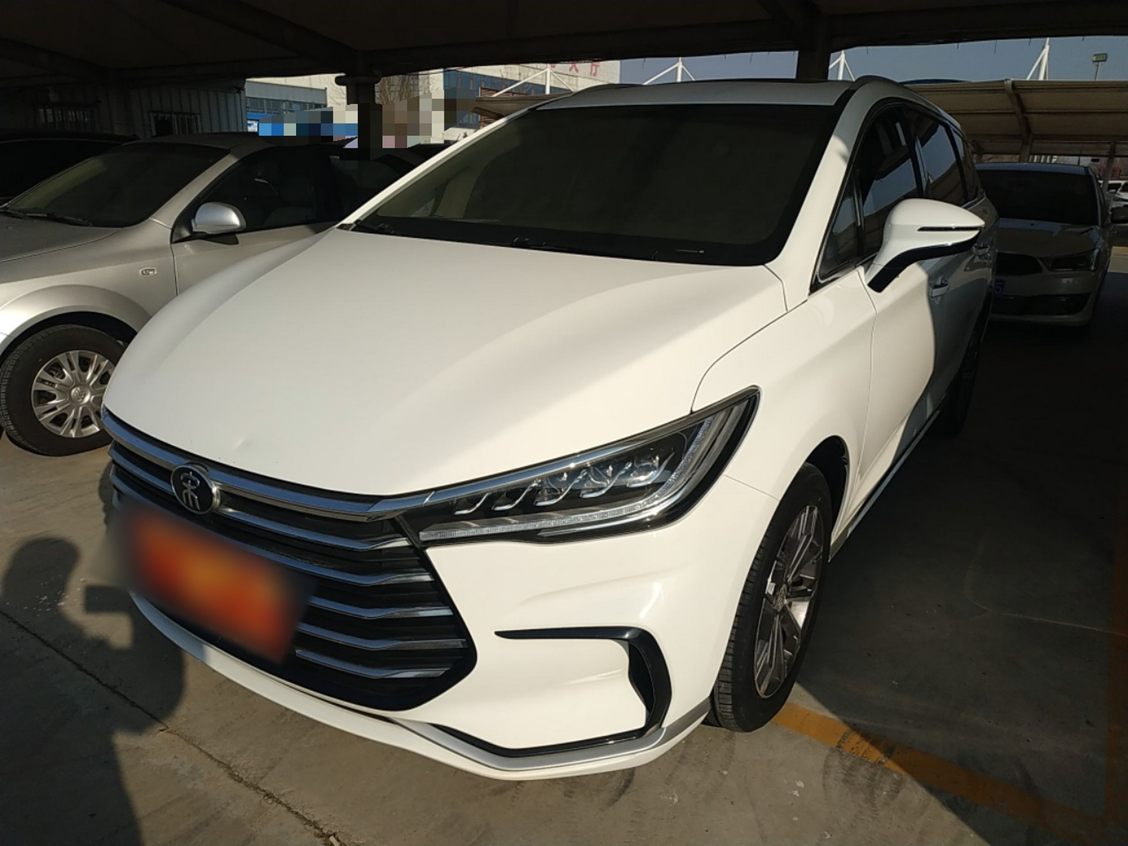 Под передней частью автомобиля