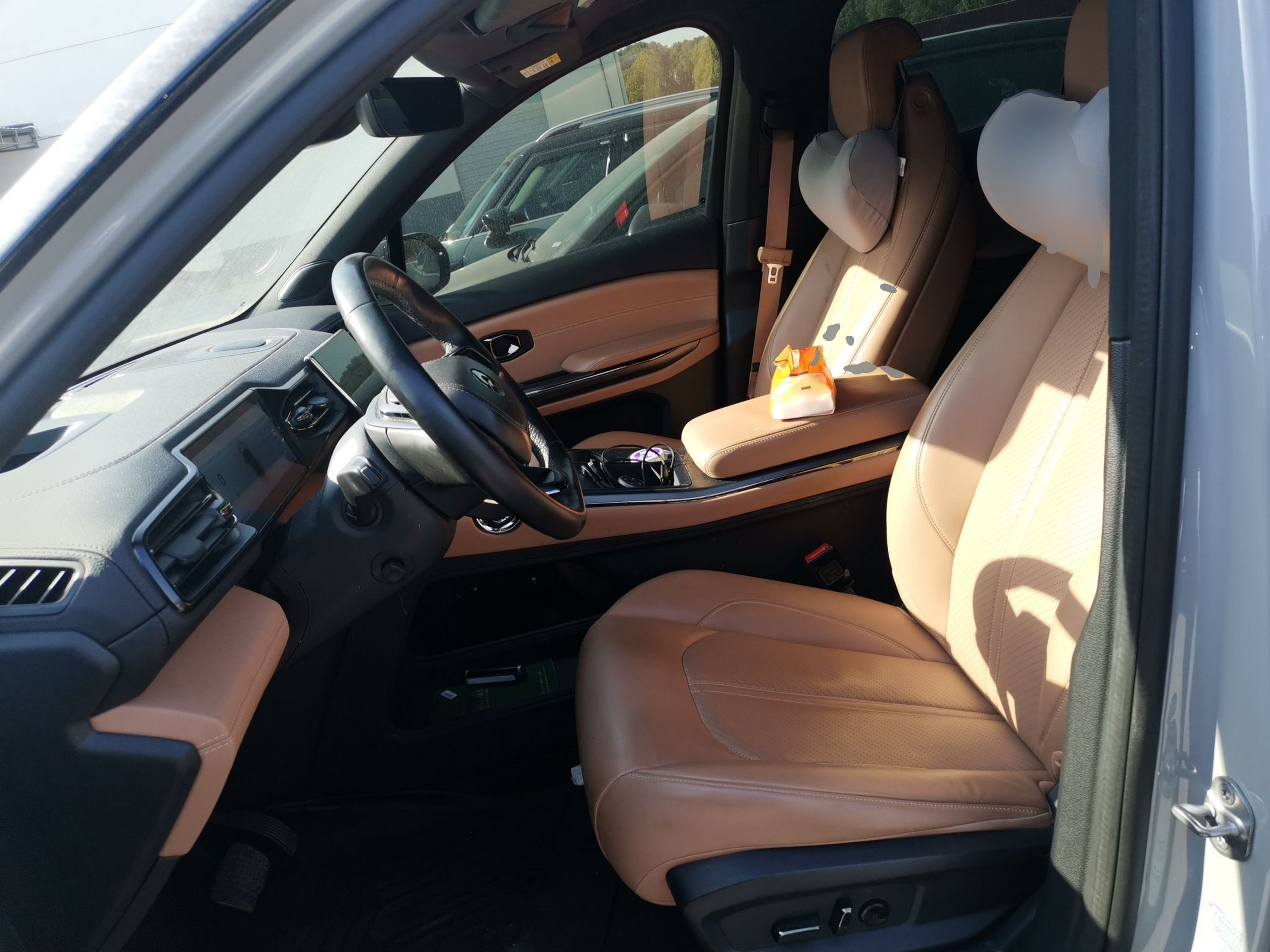 المقاعد الأمامية داخل السيارة