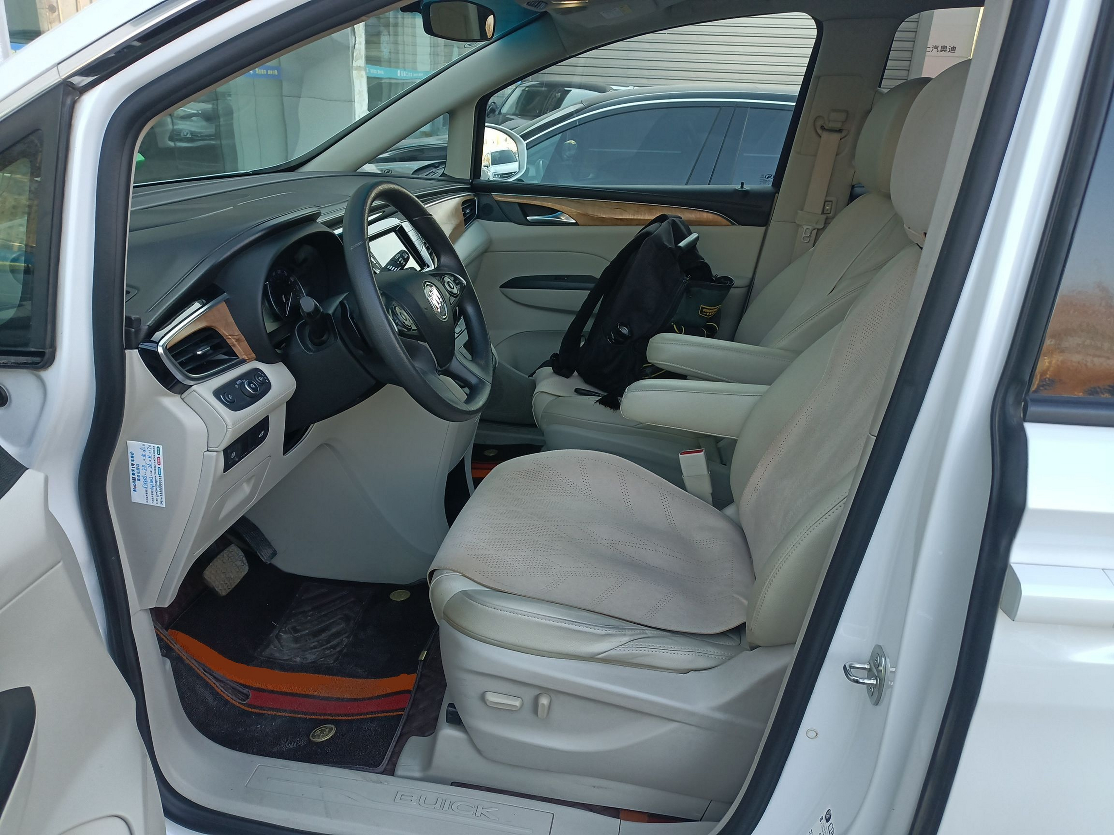 Переднее сиденье в автомобиле