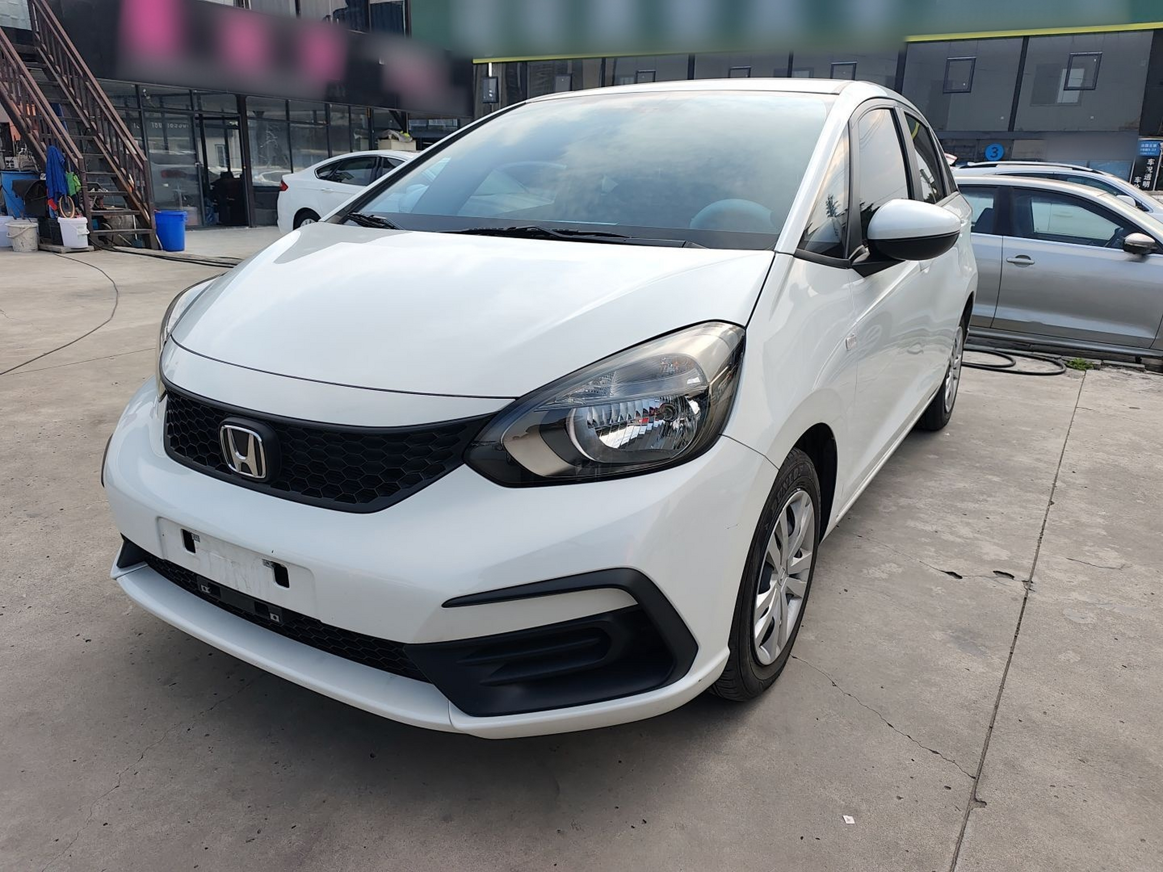 Под передней частью автомобиля