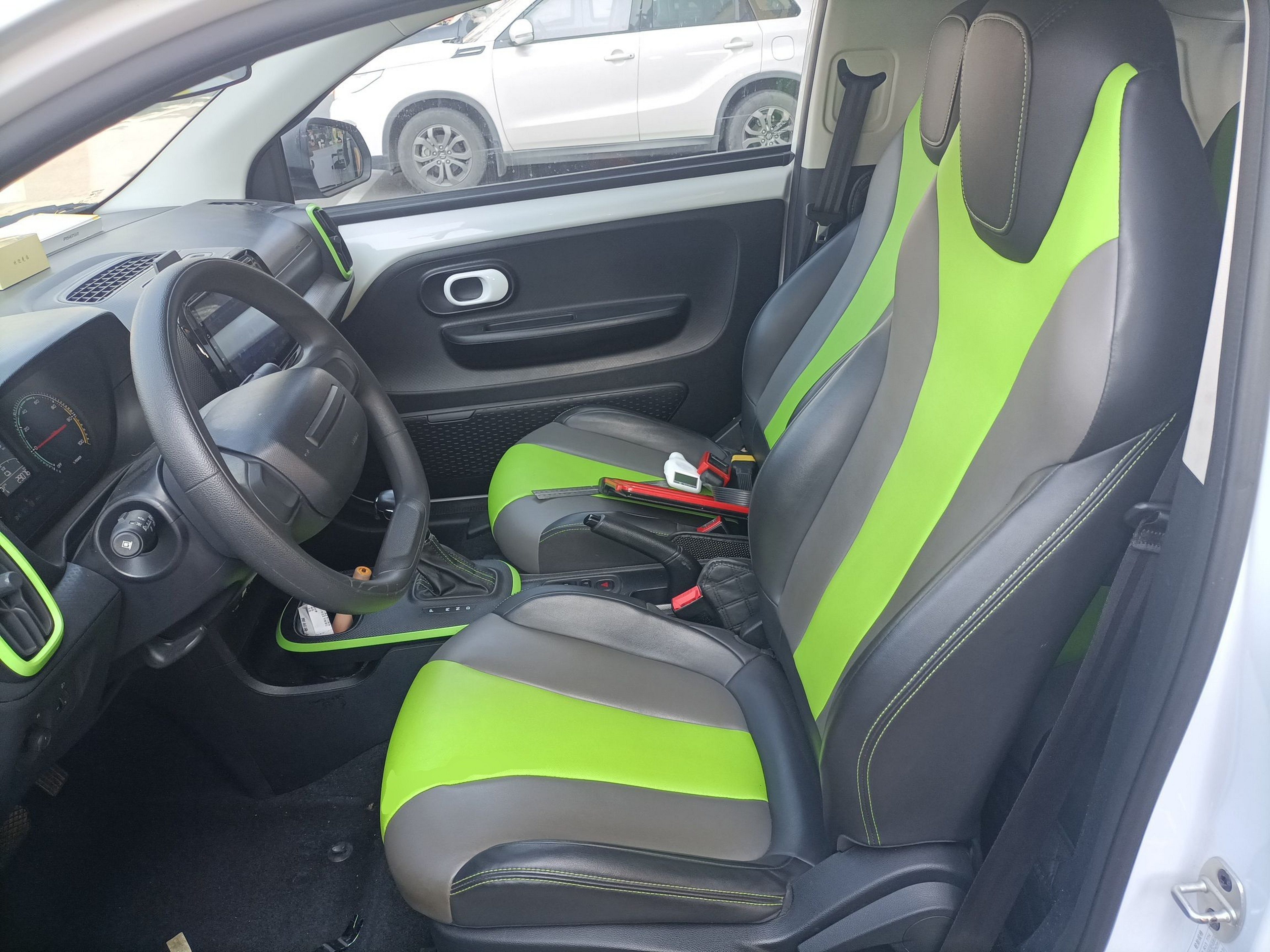 Переднее сиденье в автомобиле