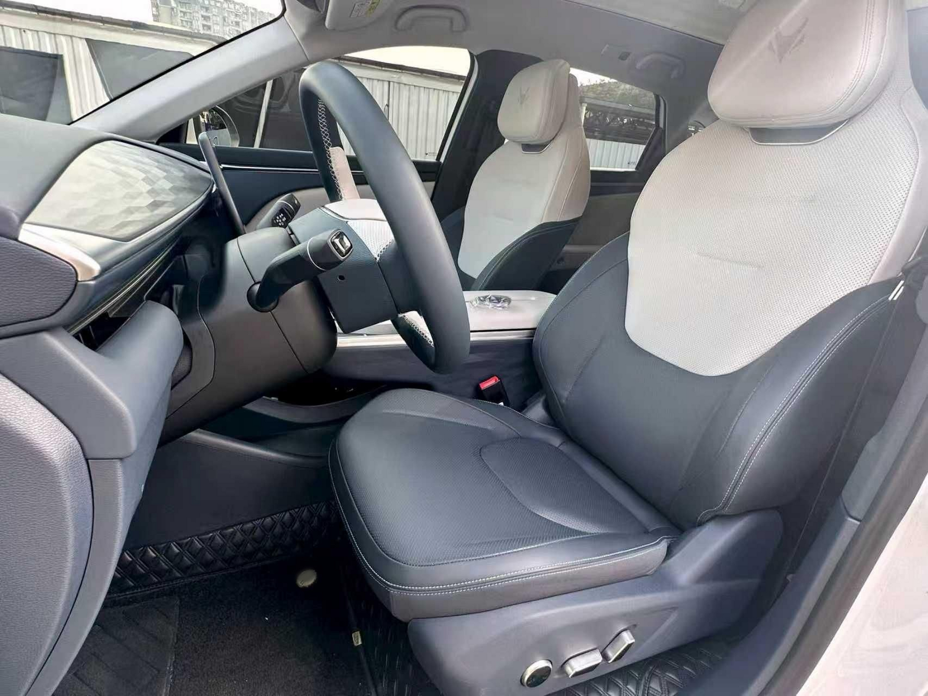 Переднее сиденье в автомобиле