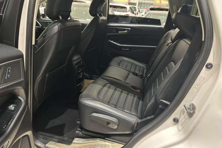 Used Ford Edge 2015 2.0T GTDi Two-Wheel-Drive High-Line Version
