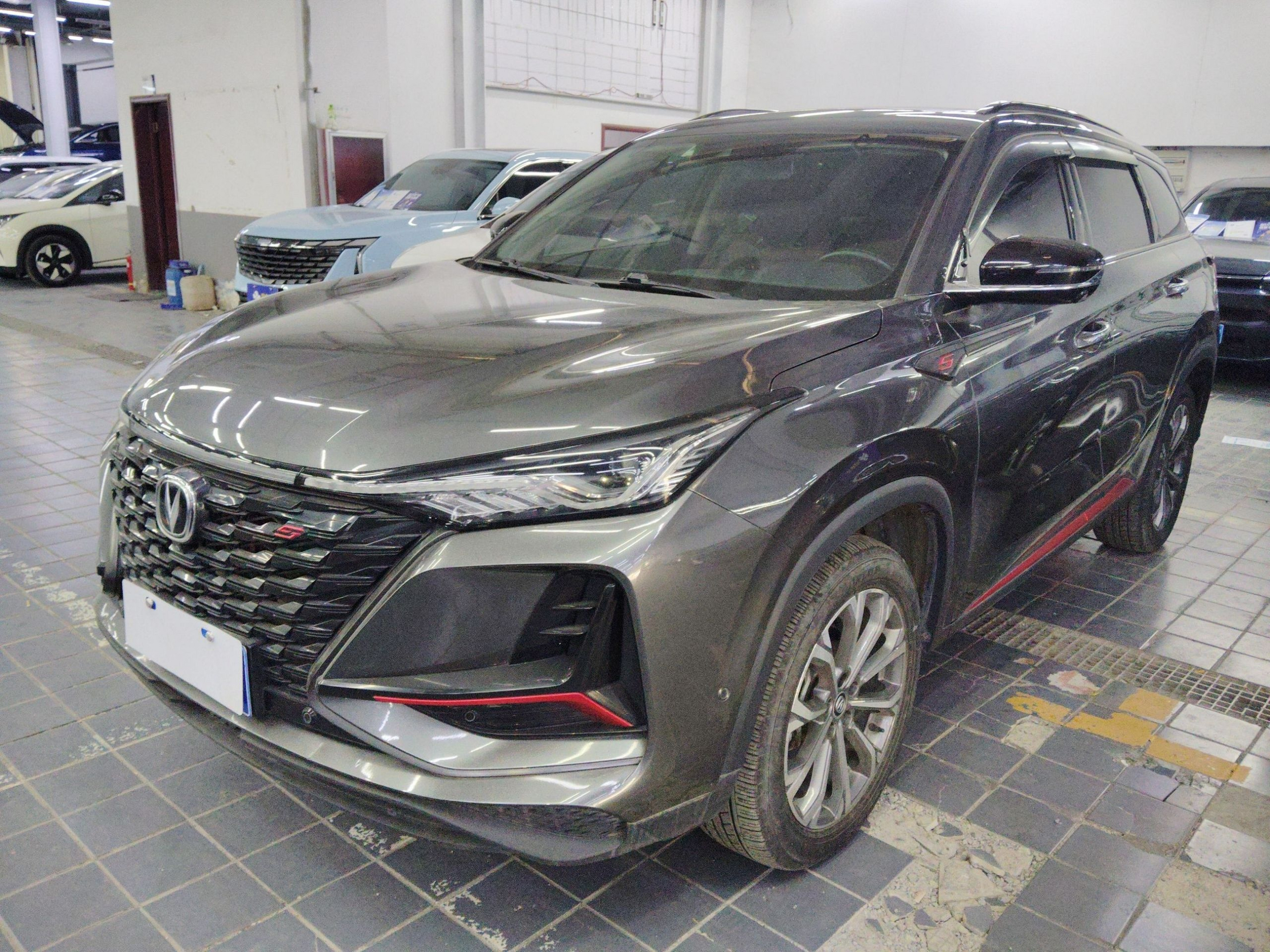 Под передней частью автомобиля