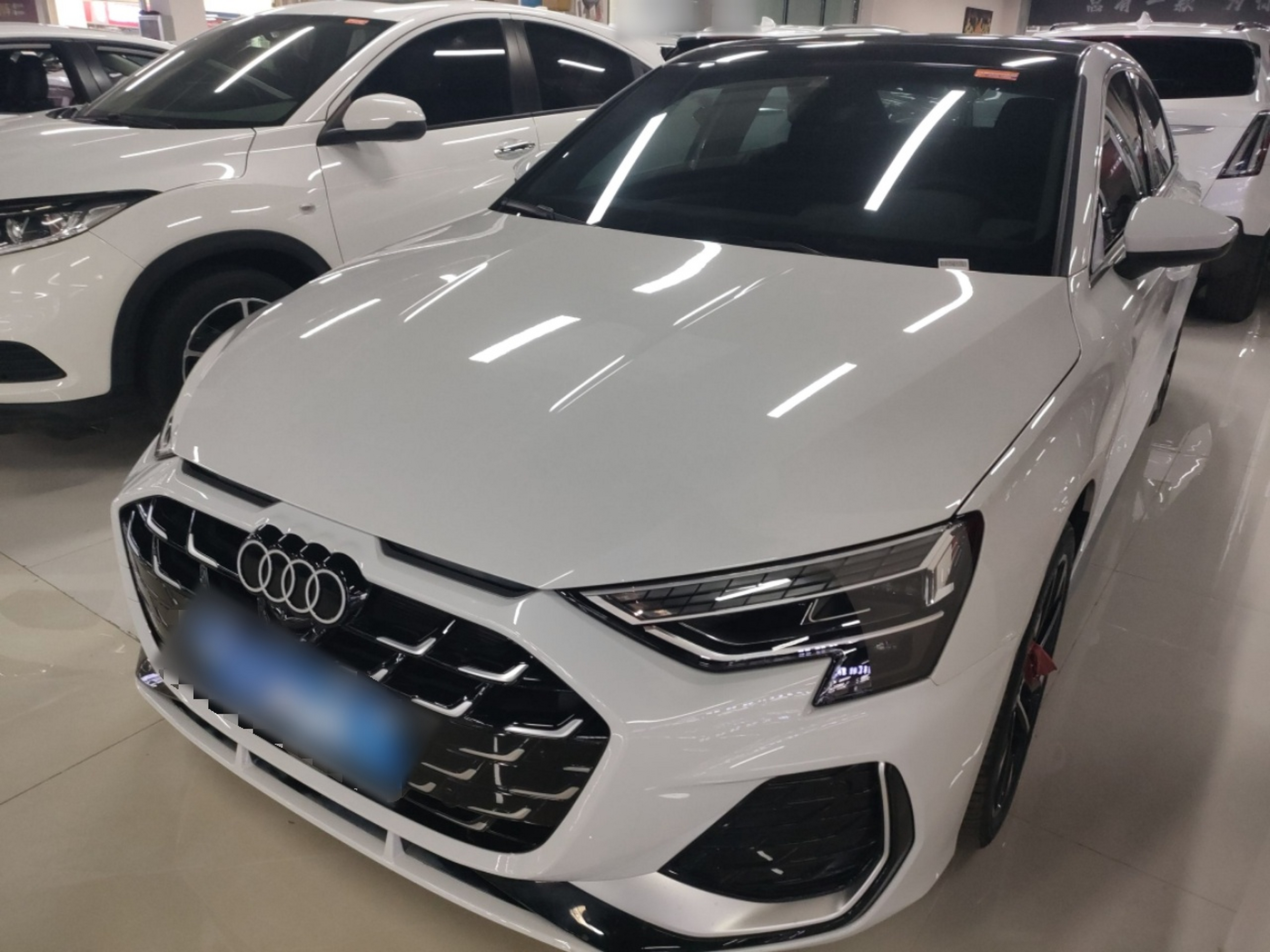 تحت مقدمة السيارة