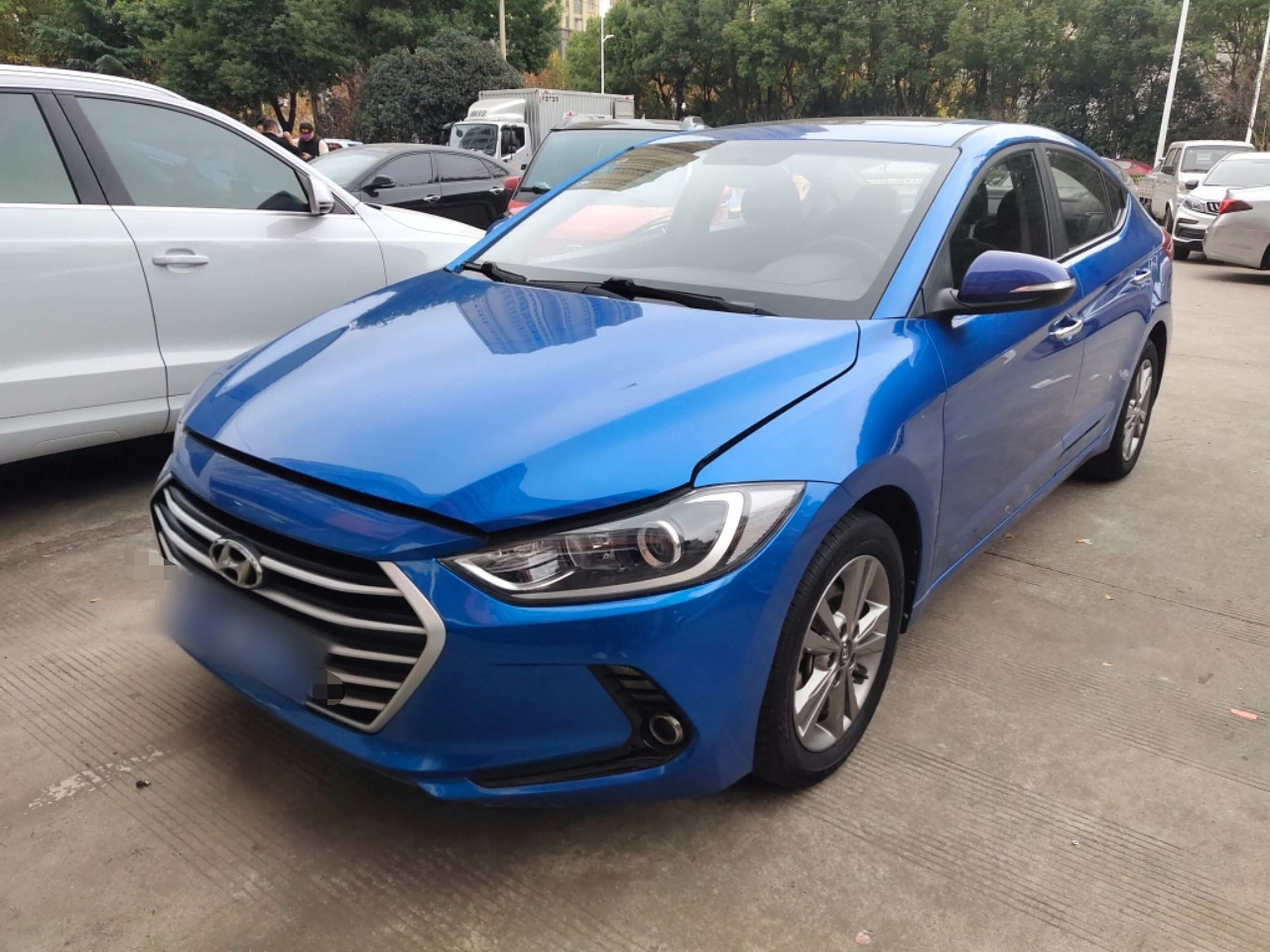 تحت مقدمة السيارة