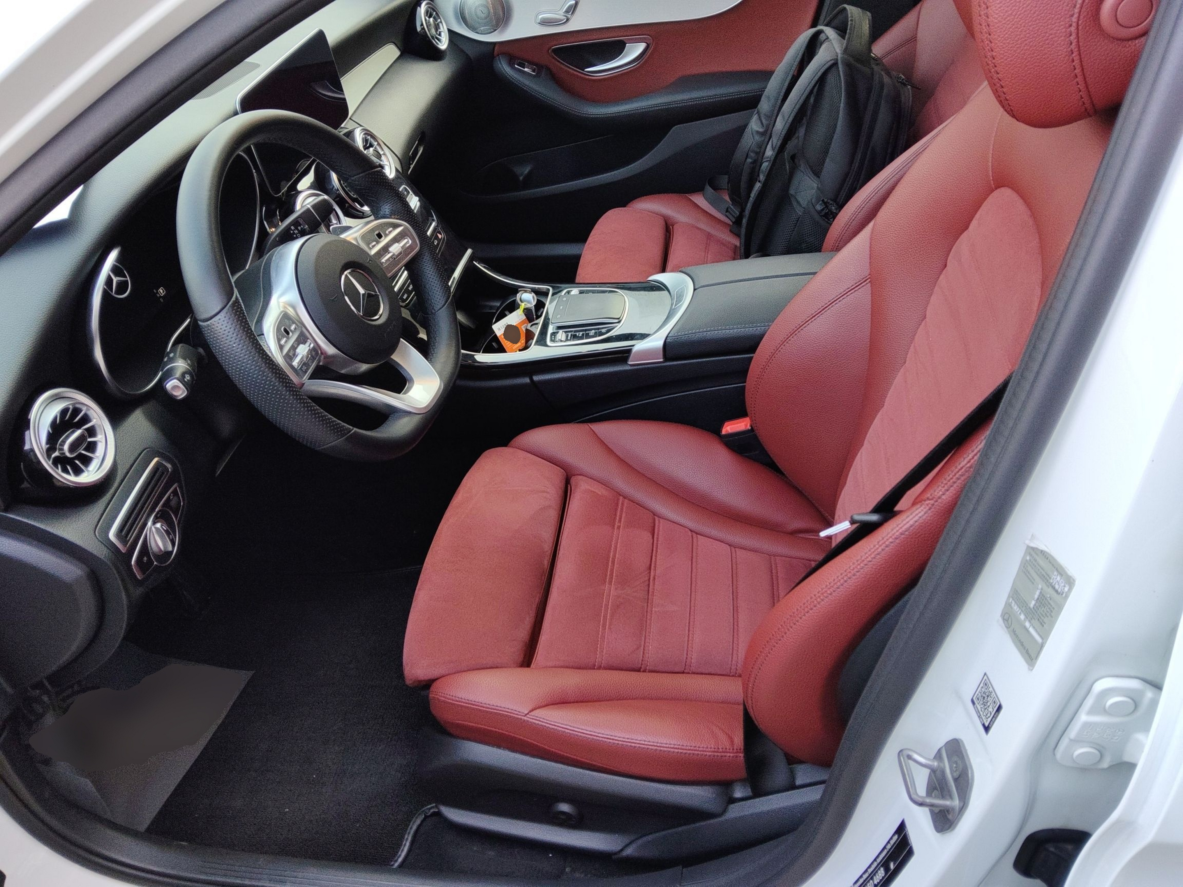 المقاعد الأمامية داخل السيارة