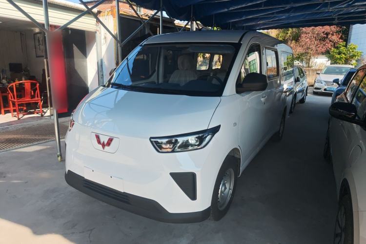 Used Wuling Yangguang 2024 300KM Comfort Version Passenger Van 75kW