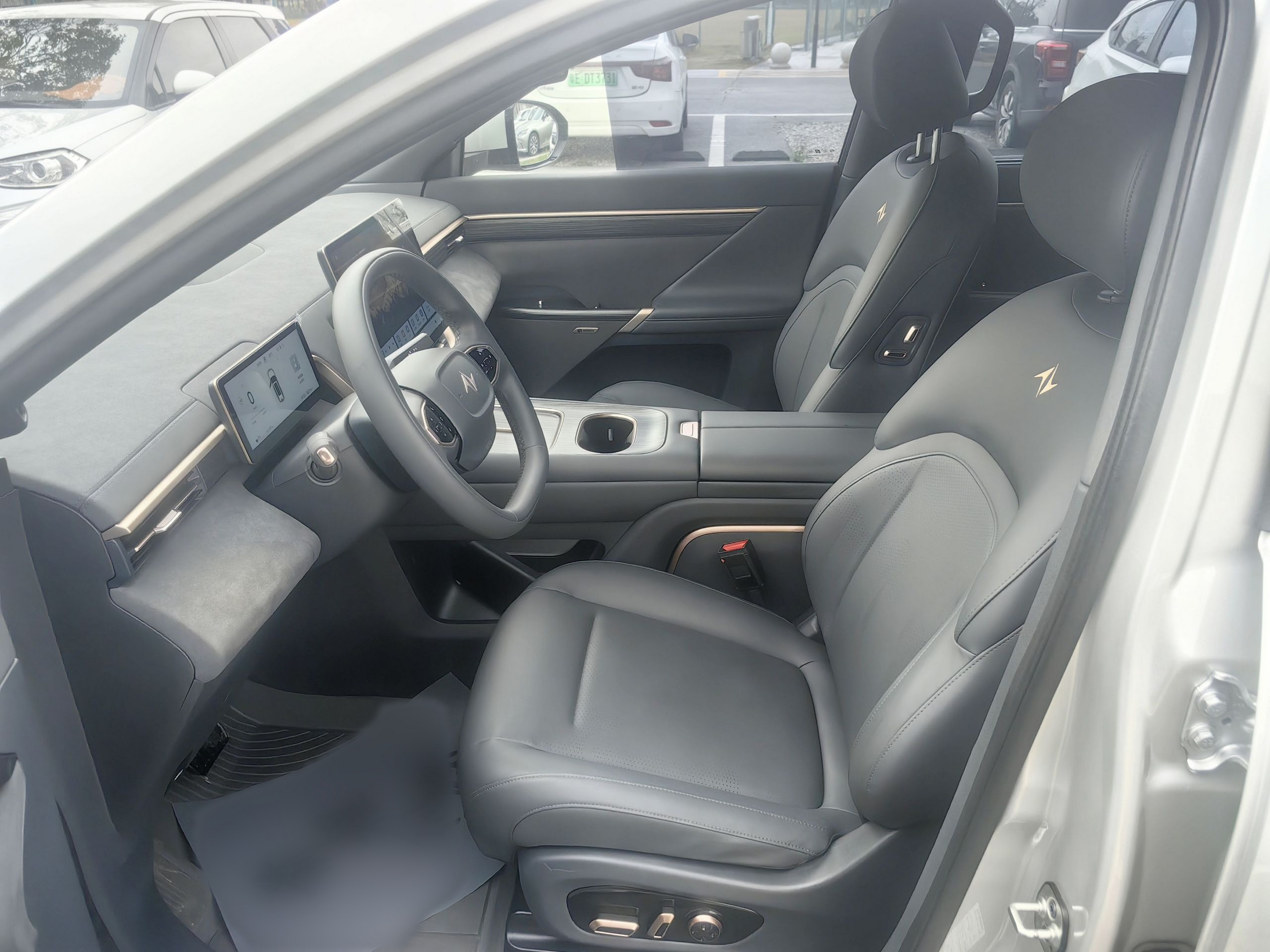 المقاعد الأمامية داخل السيارة