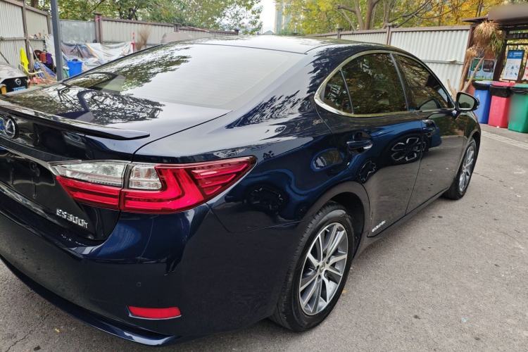 Used Lexus ES 2015 300h Comfort Edition
