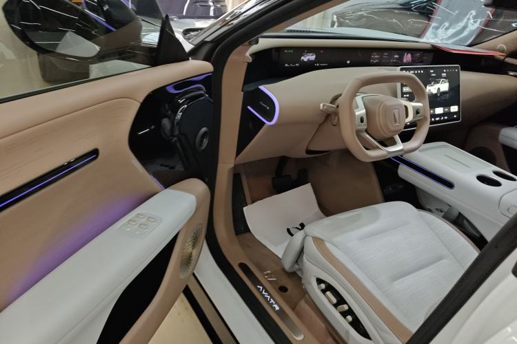 Used  07 2024 Ultra All-Electric Four-Wheel Drive
