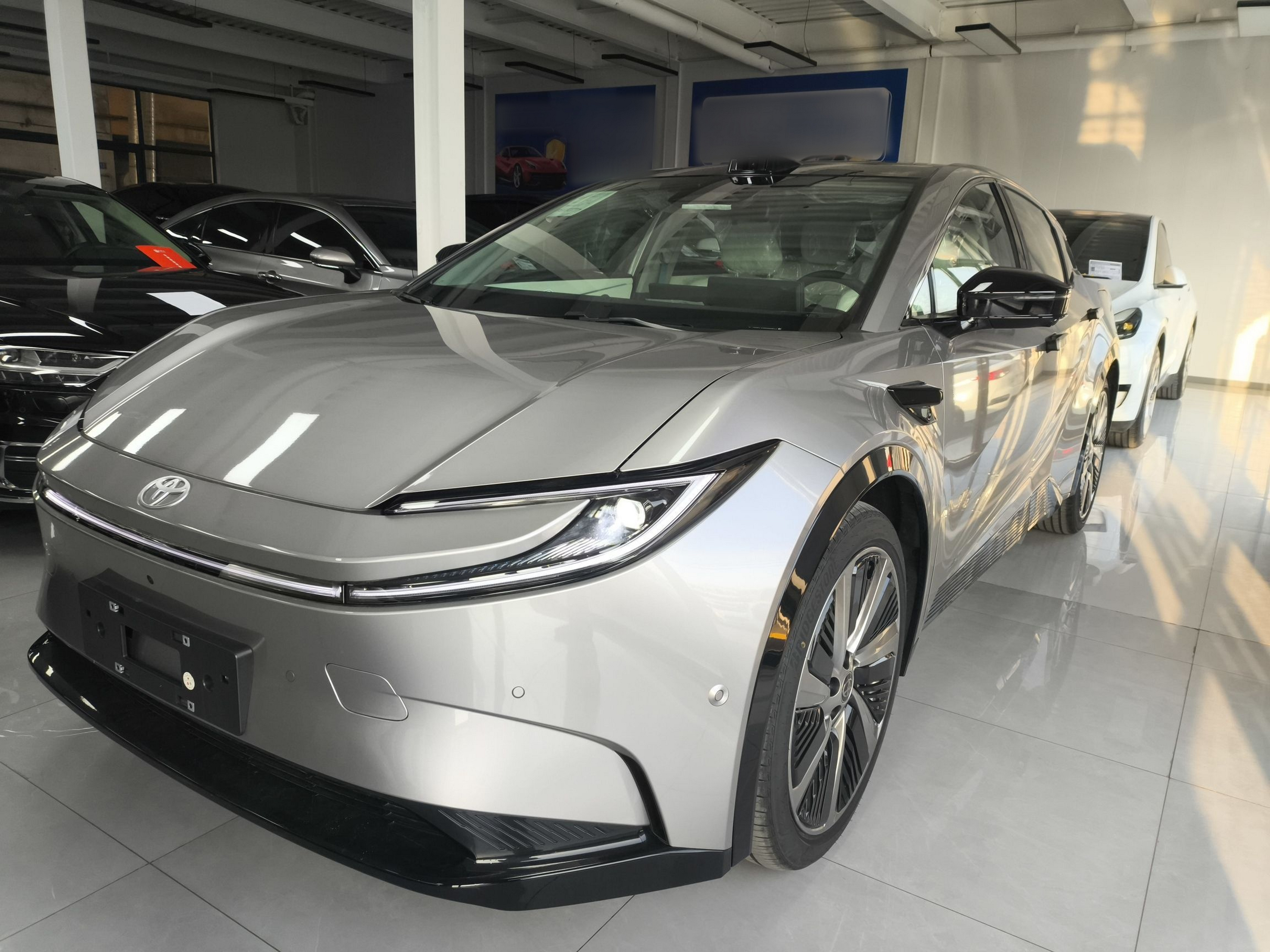 تحت مقدمة السيارة