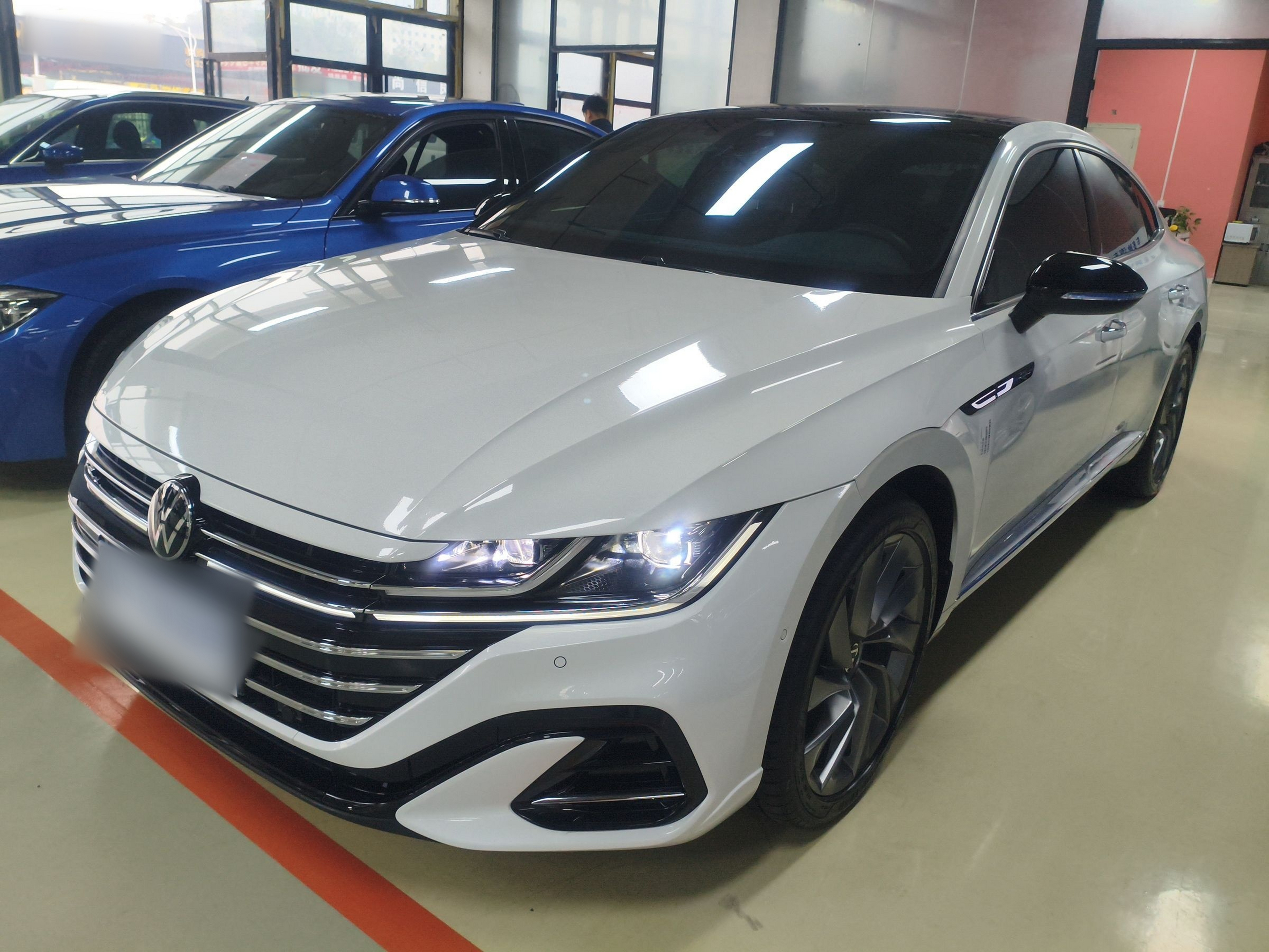 Под передней частью автомобиля