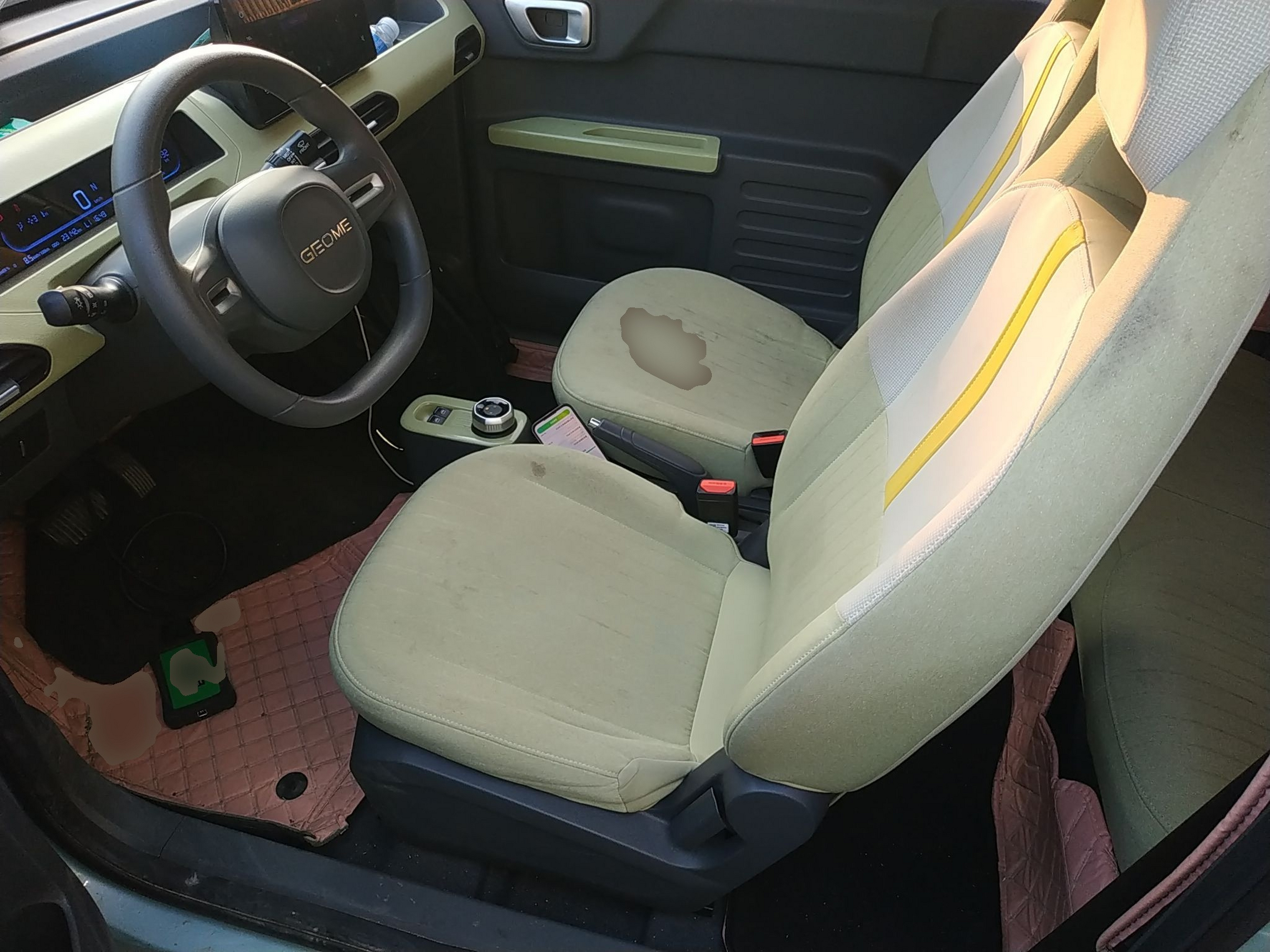 المقاعد الأمامية داخل السيارة