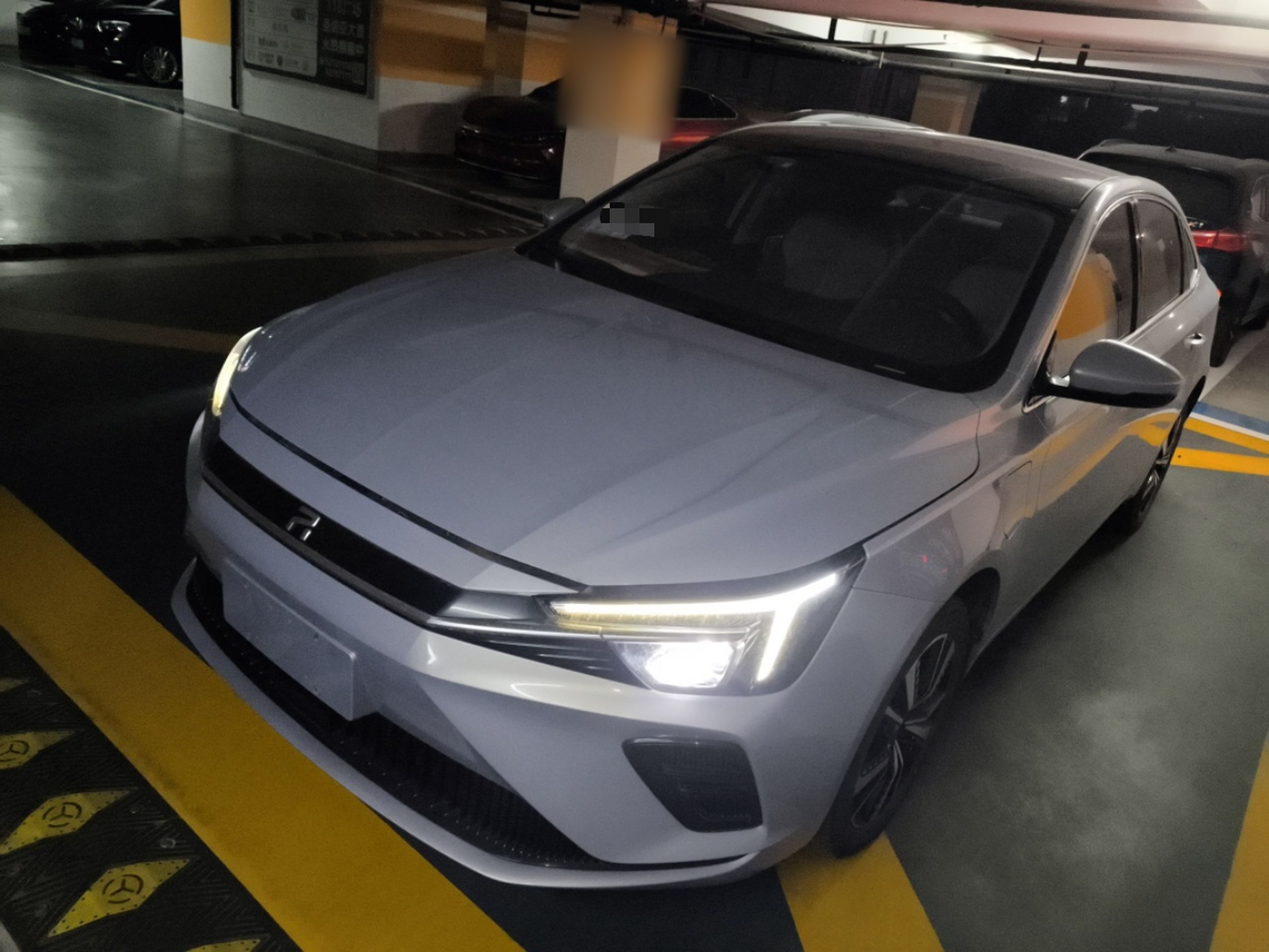 Под передней частью автомобиля