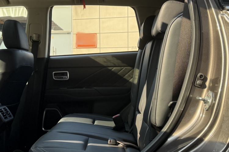 Used Mitsubishi Outlander 2019 2.4L 4x4 Zhi Xiang Edition 7 Seats China VI Standard
