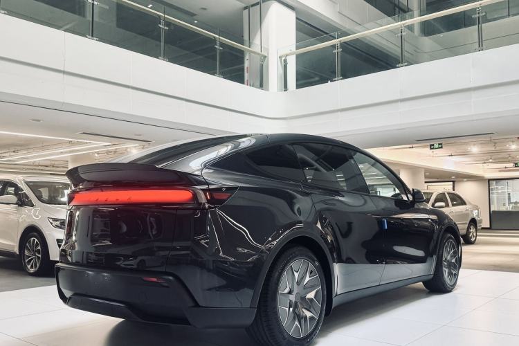 Used Tesla Model Y L 2025 Long-Range All-Wheel-Drive Version
