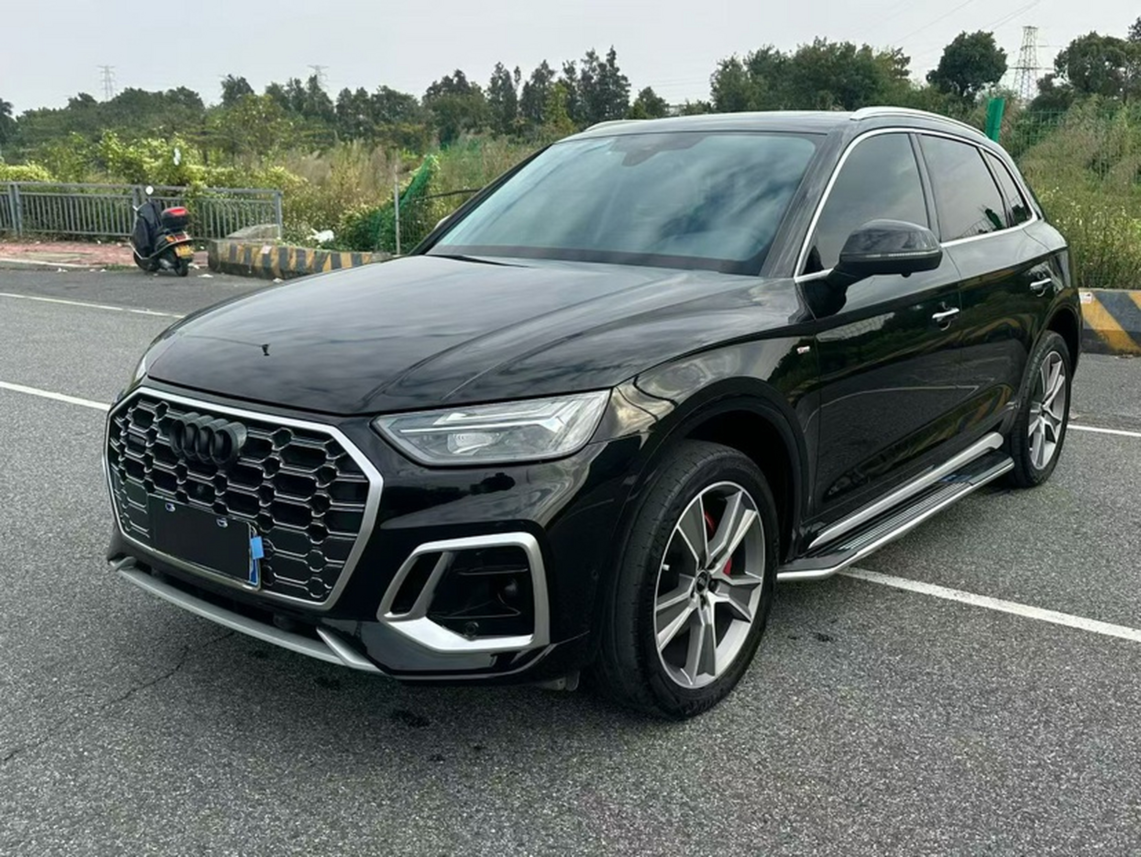 Под передней частью автомобиля