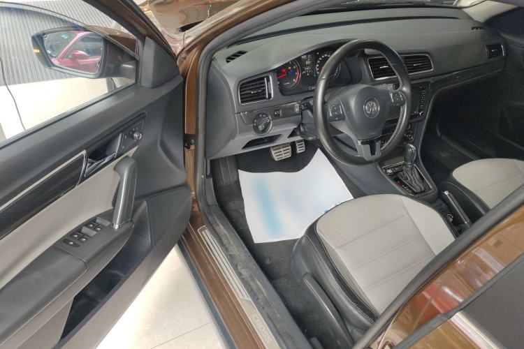 Used Volkswagen Cross Lavida 2014 1.6L Automatic