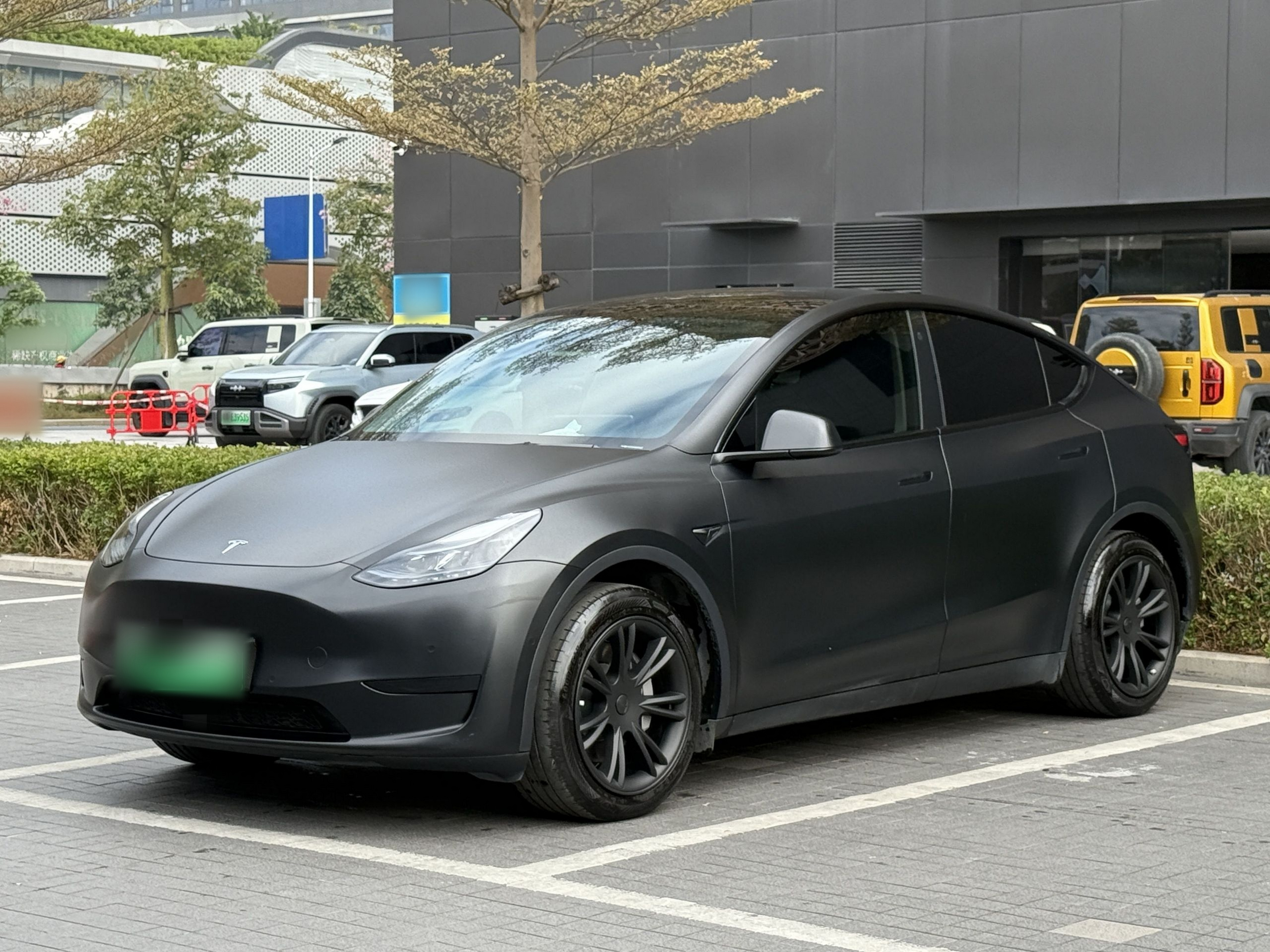 Под передней частью автомобиля