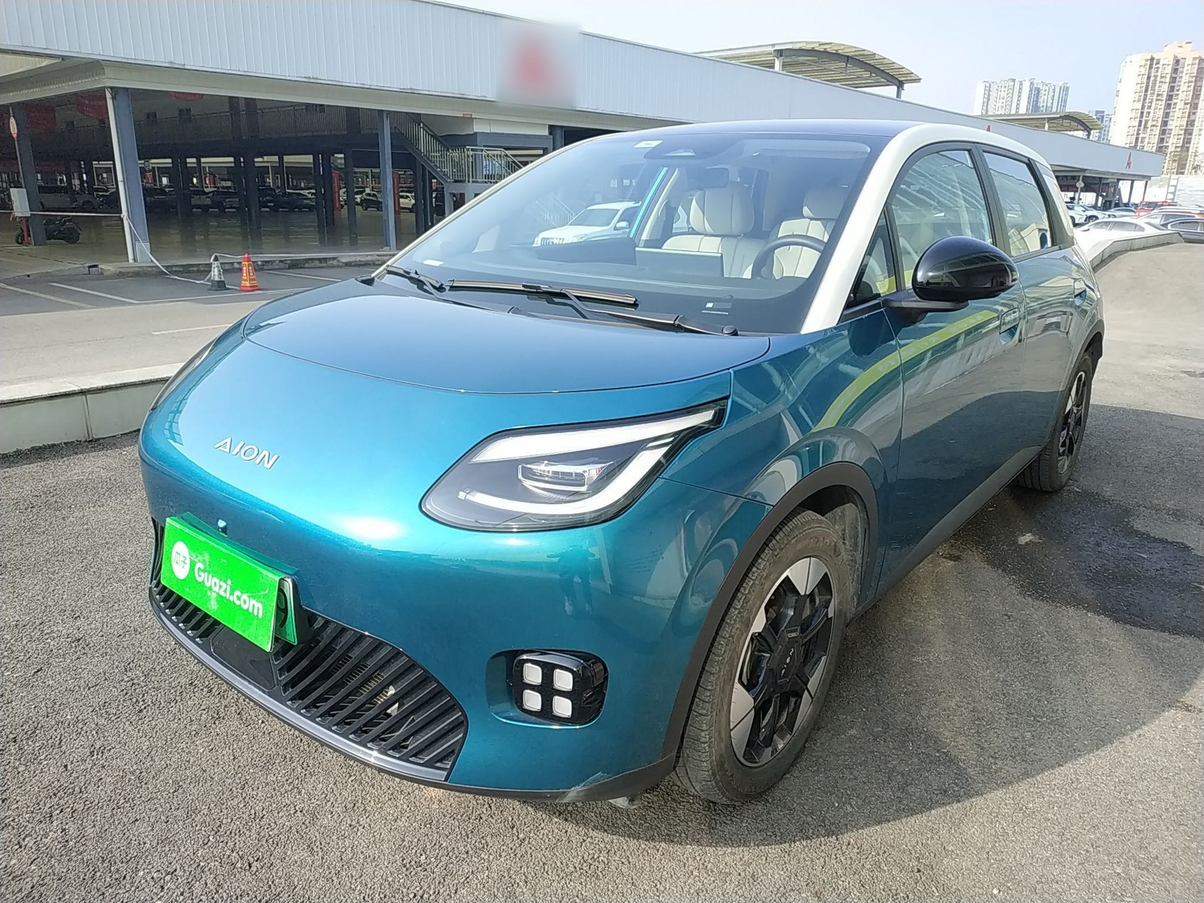 تحت مقدمة السيارة