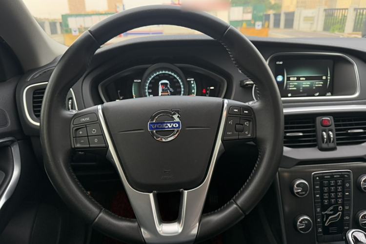 Used Volvo V40 2016 T3 Zhiyi Edition
