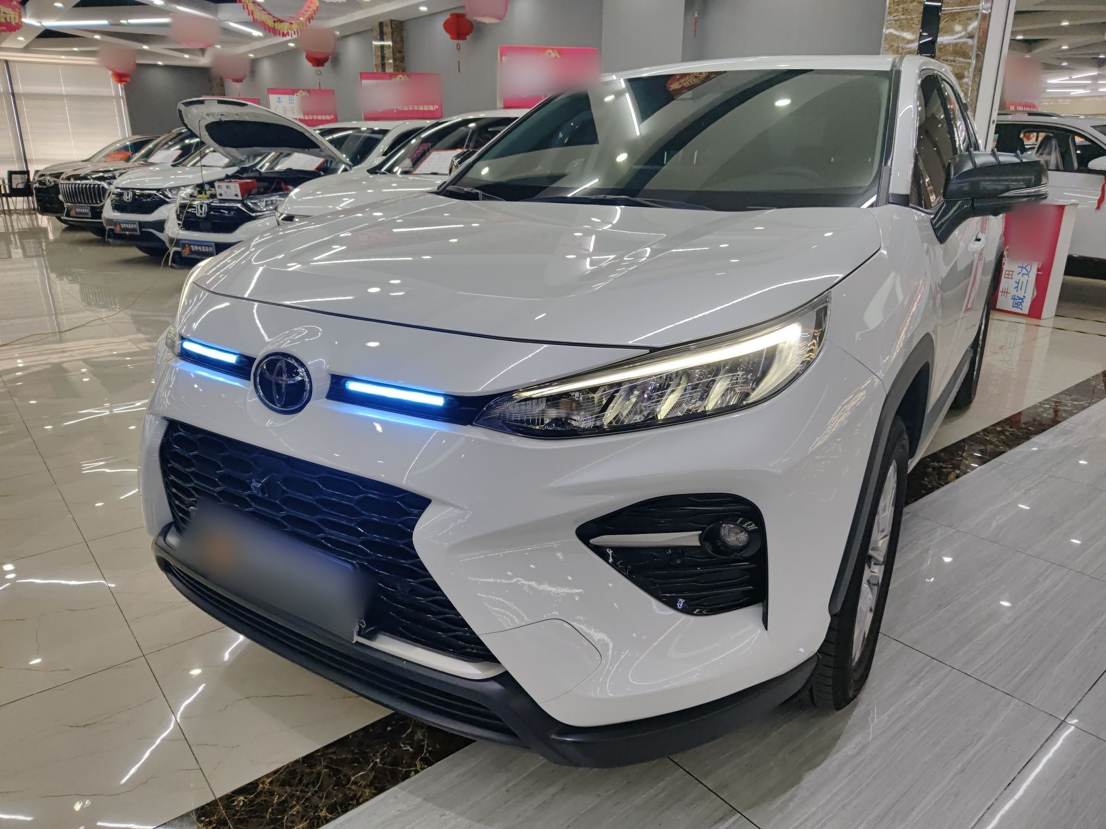 تحت مقدمة السيارة