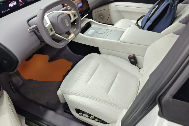 Used  12 2024 700 Three-Laser Rear-Wheel Drive Luxury Edition
