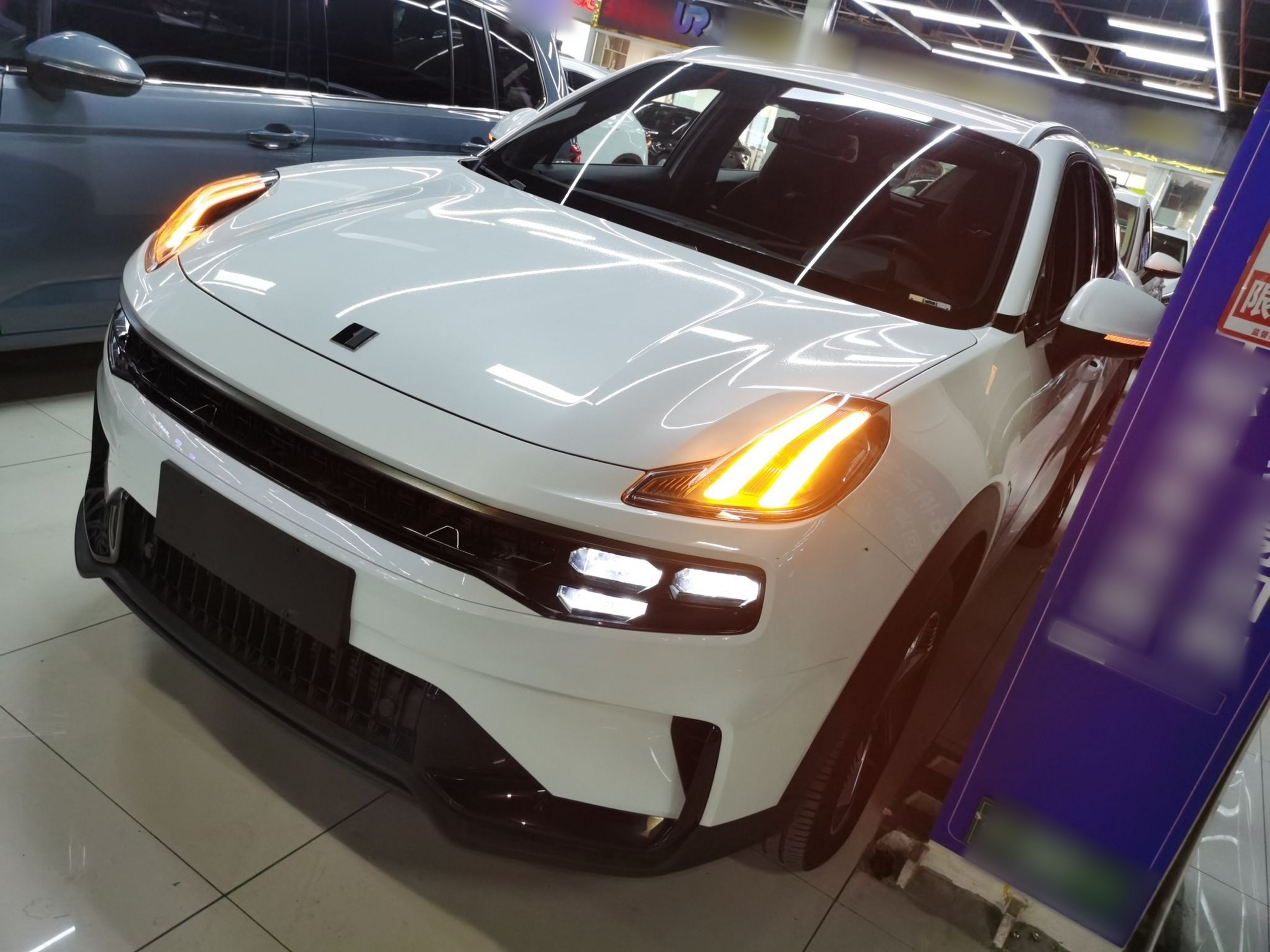 Под передней частью автомобиля