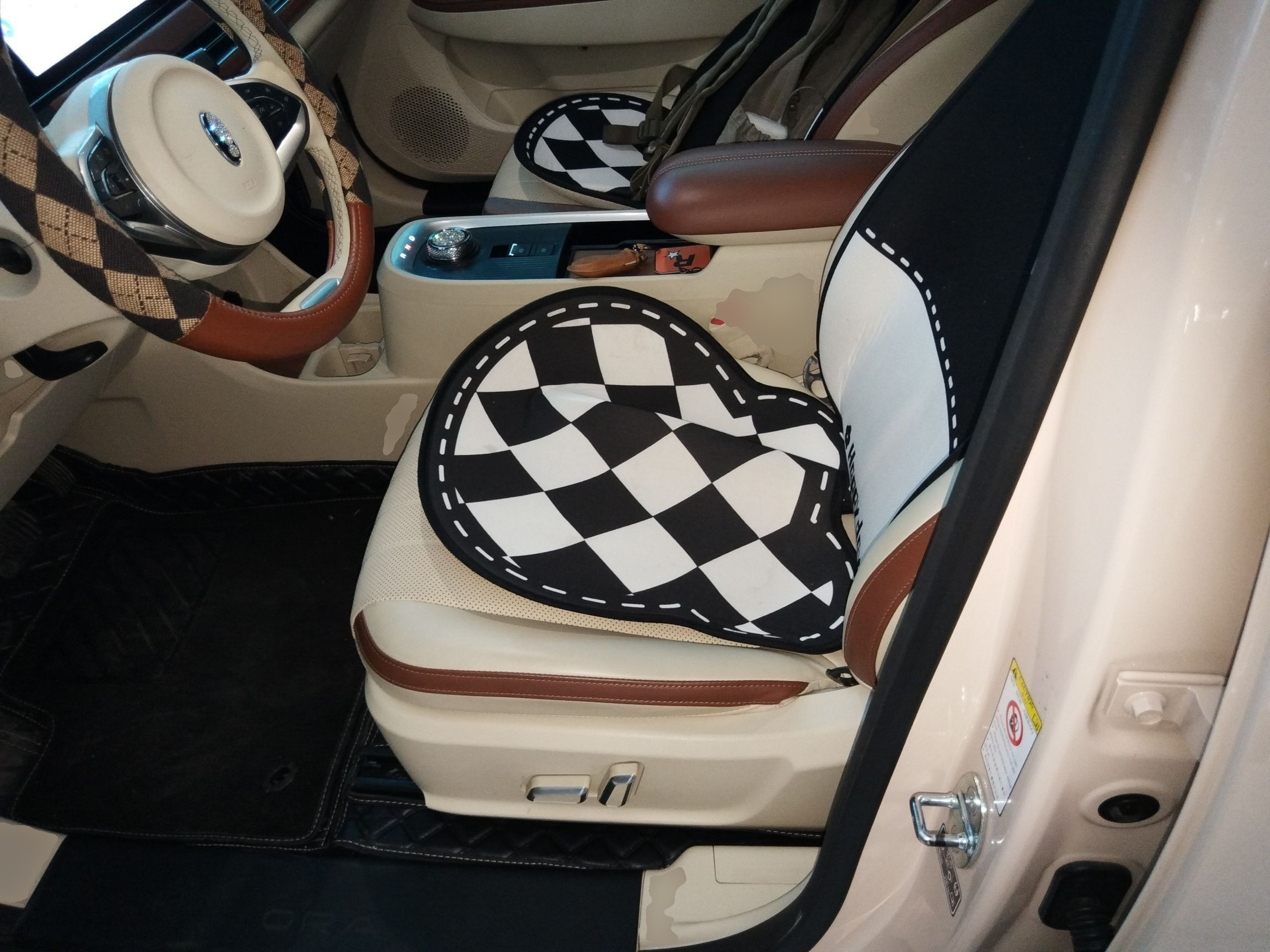 المقاعد الأمامية داخل السيارة