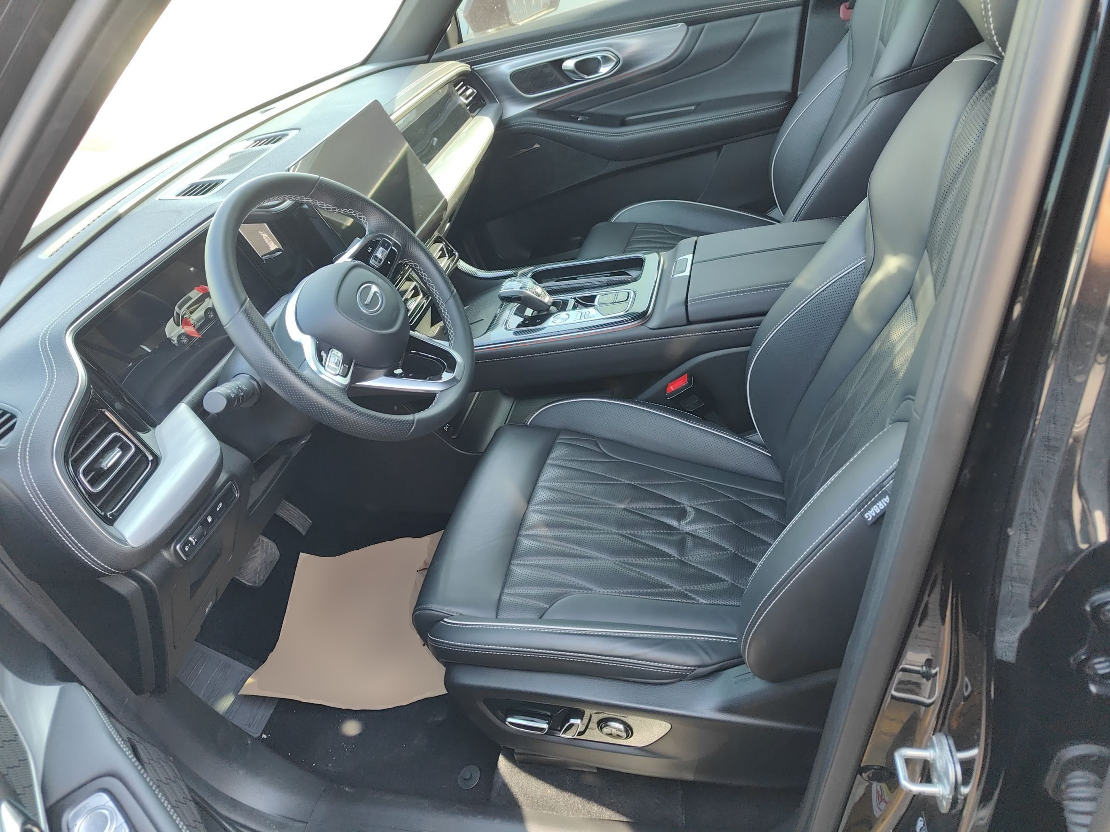 المقاعد الأمامية داخل السيارة