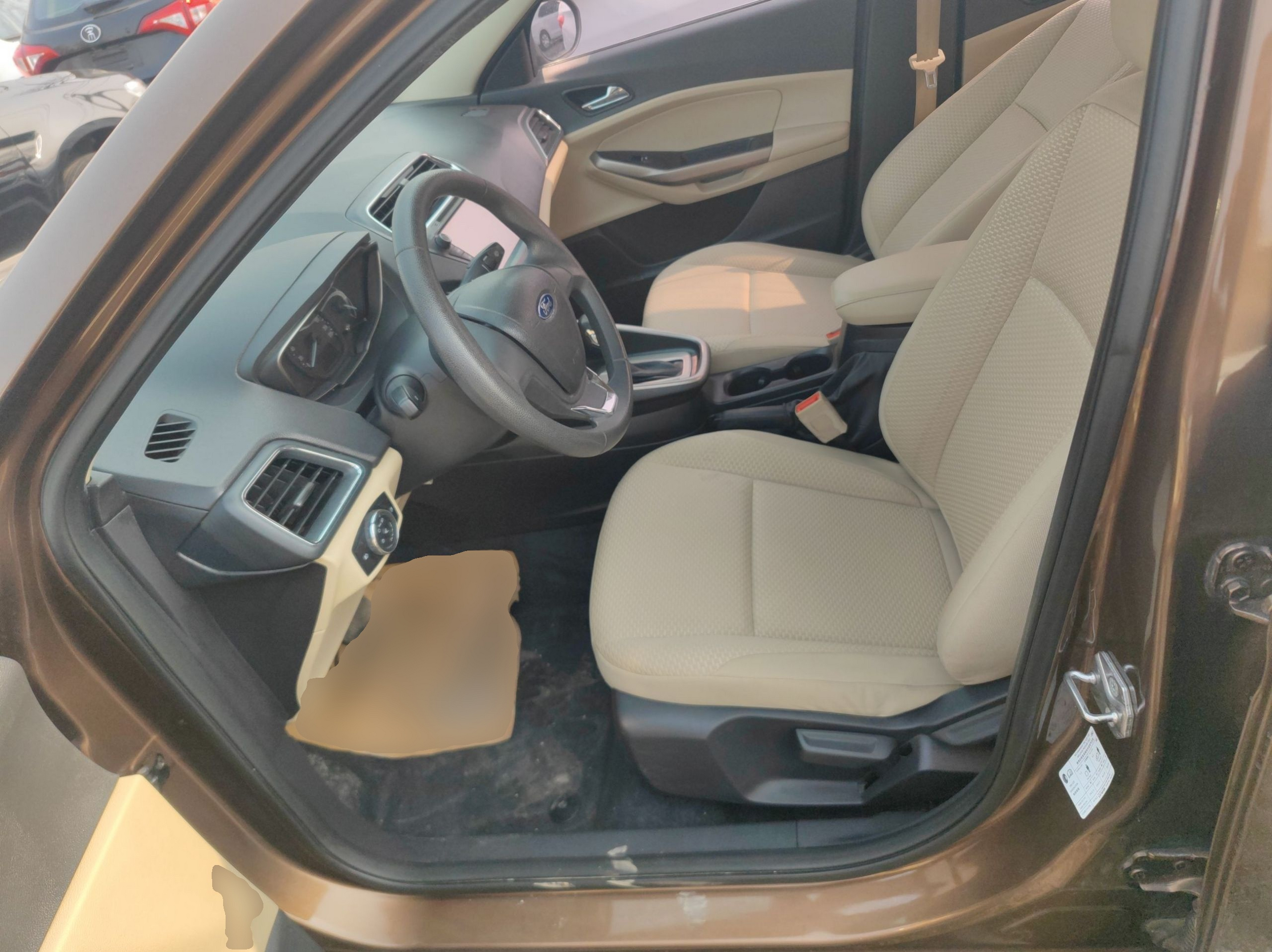 المقاعد الأمامية داخل السيارة