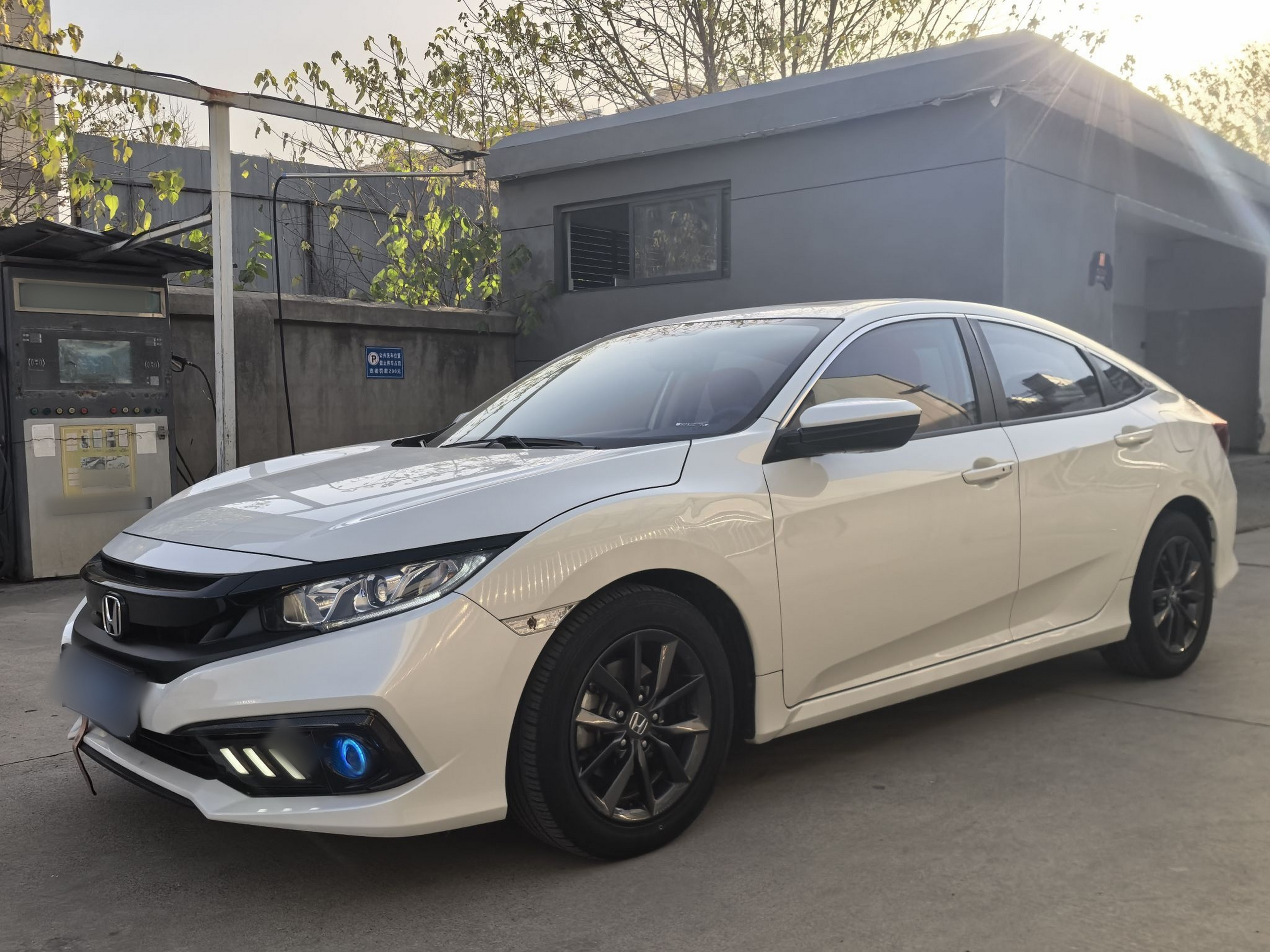 Под передней частью автомобиля