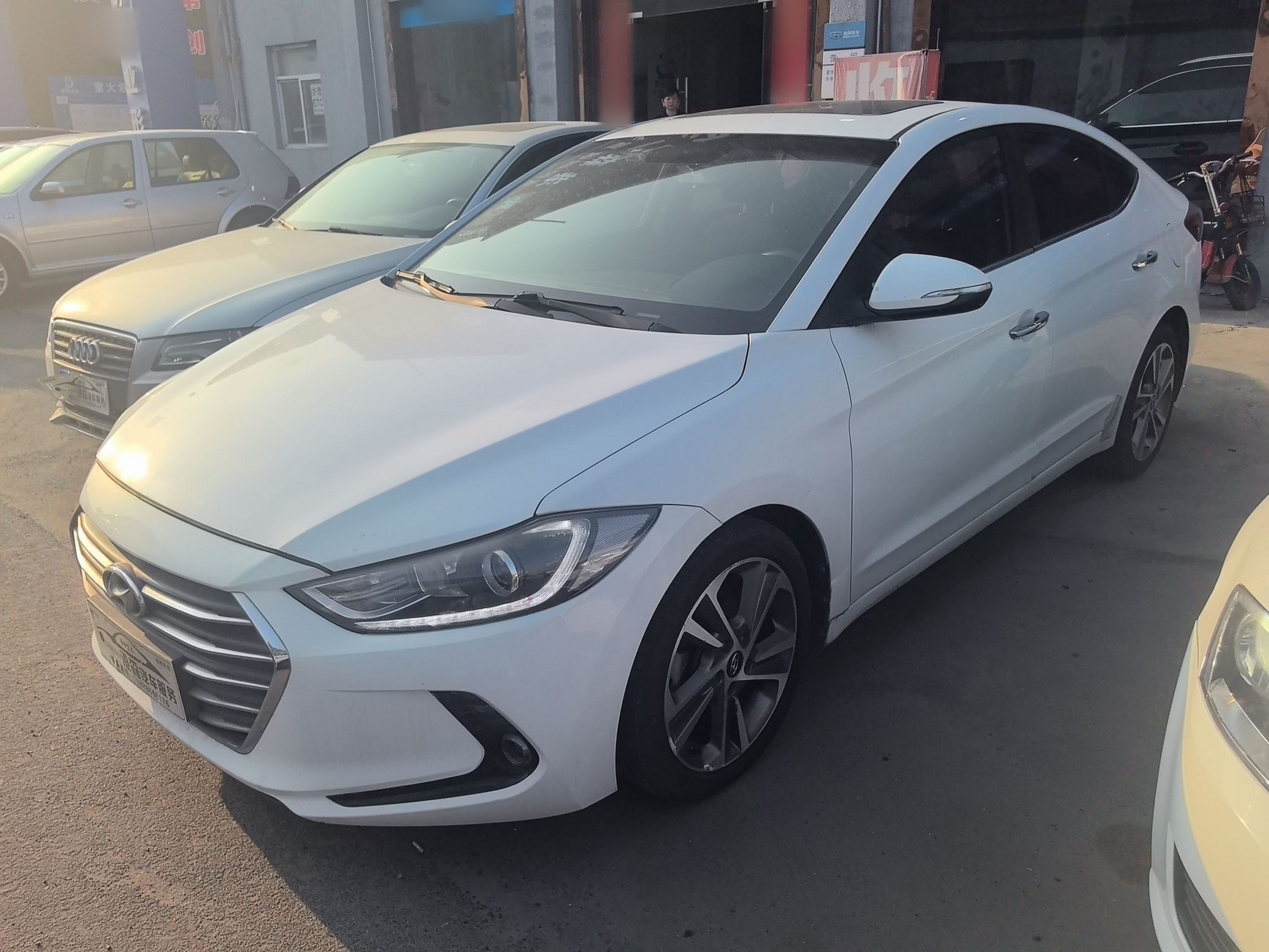 تحت مقدمة السيارة