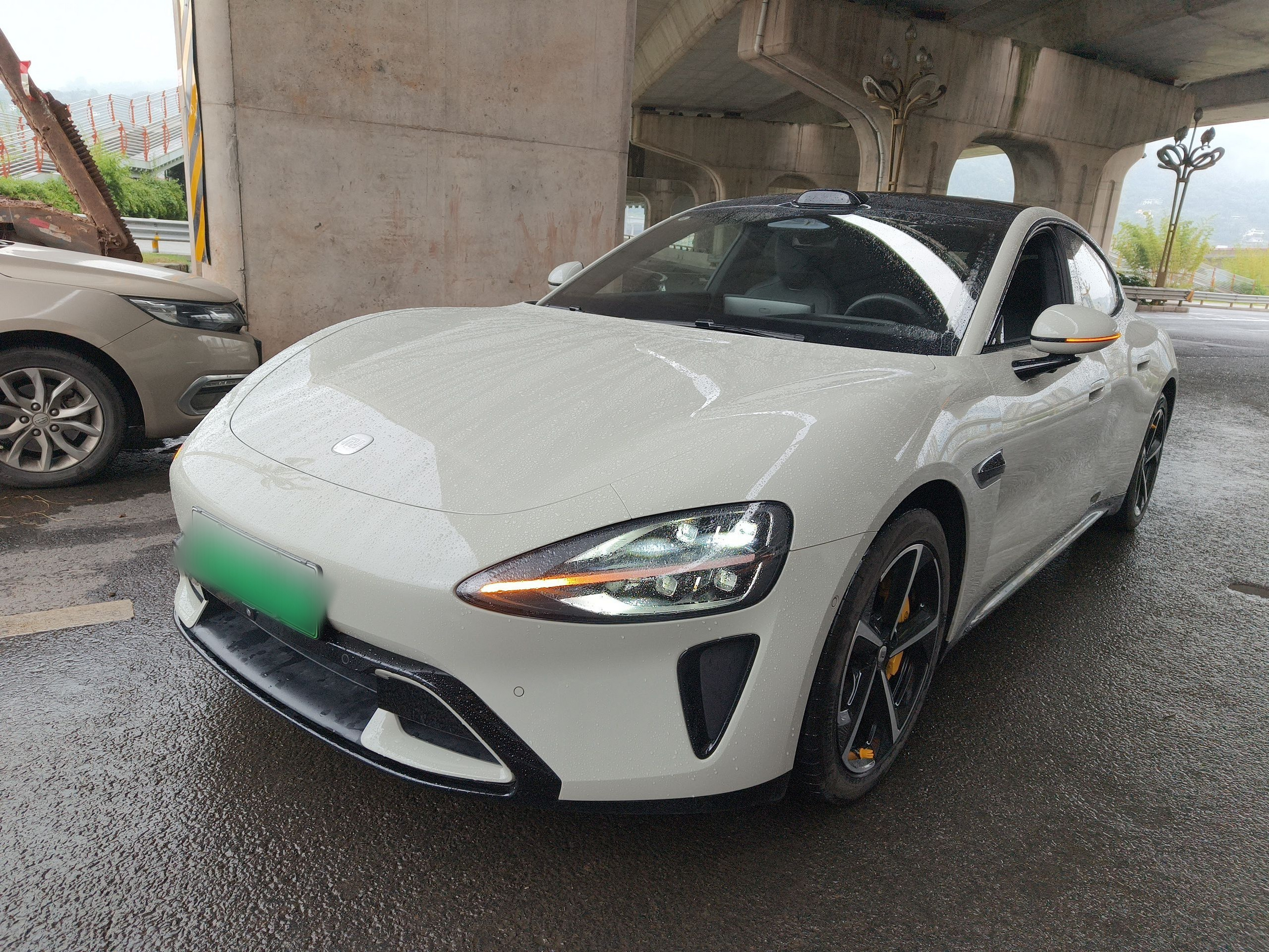 Под передней частью автомобиля