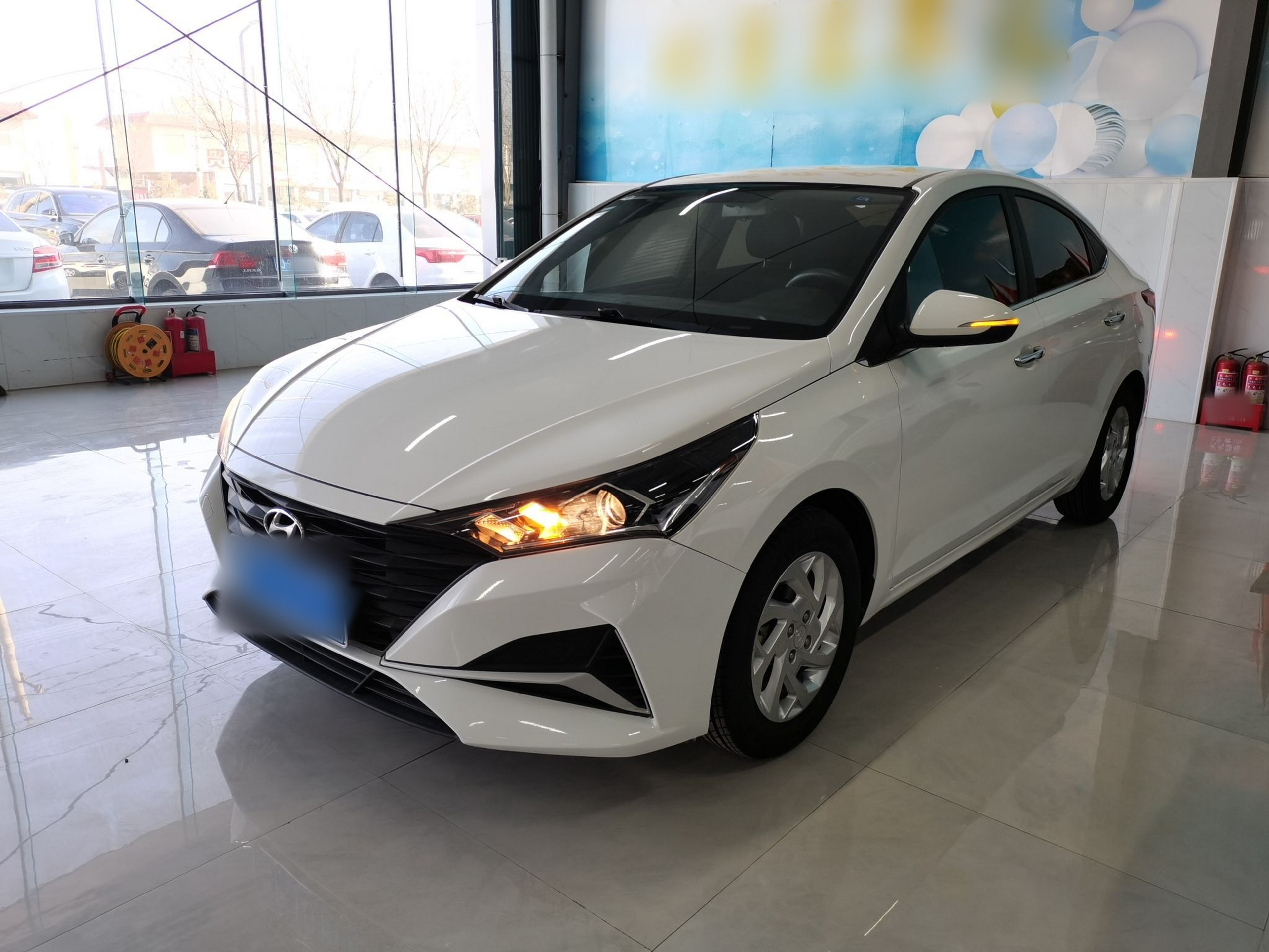 تحت مقدمة السيارة