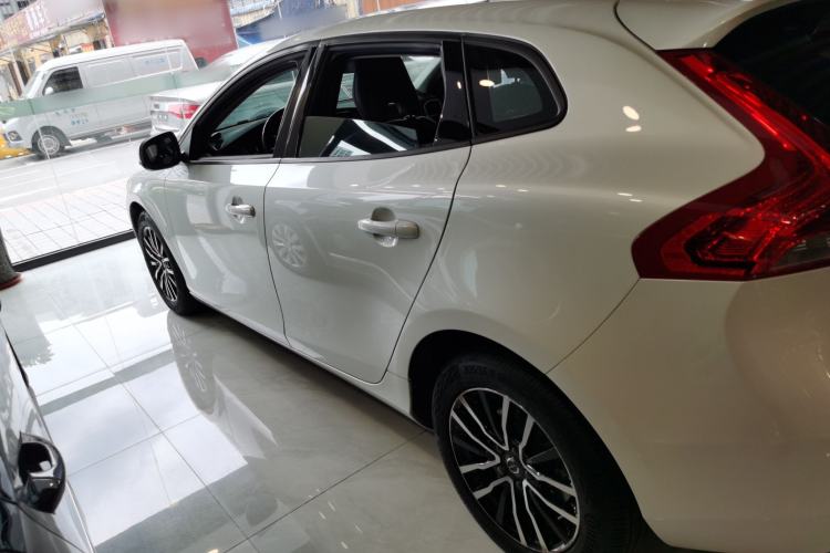 Used Volvo V40 2017 T3 Zhiyi Edition
