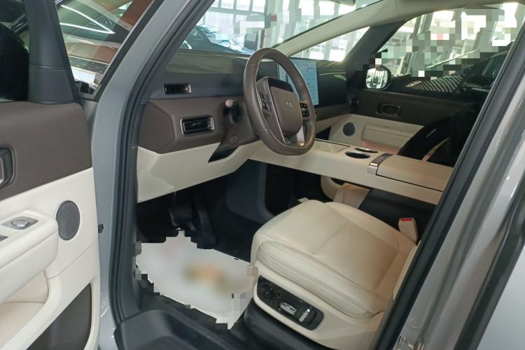 Used Li Auto MEGA 2024 Ultra Model
