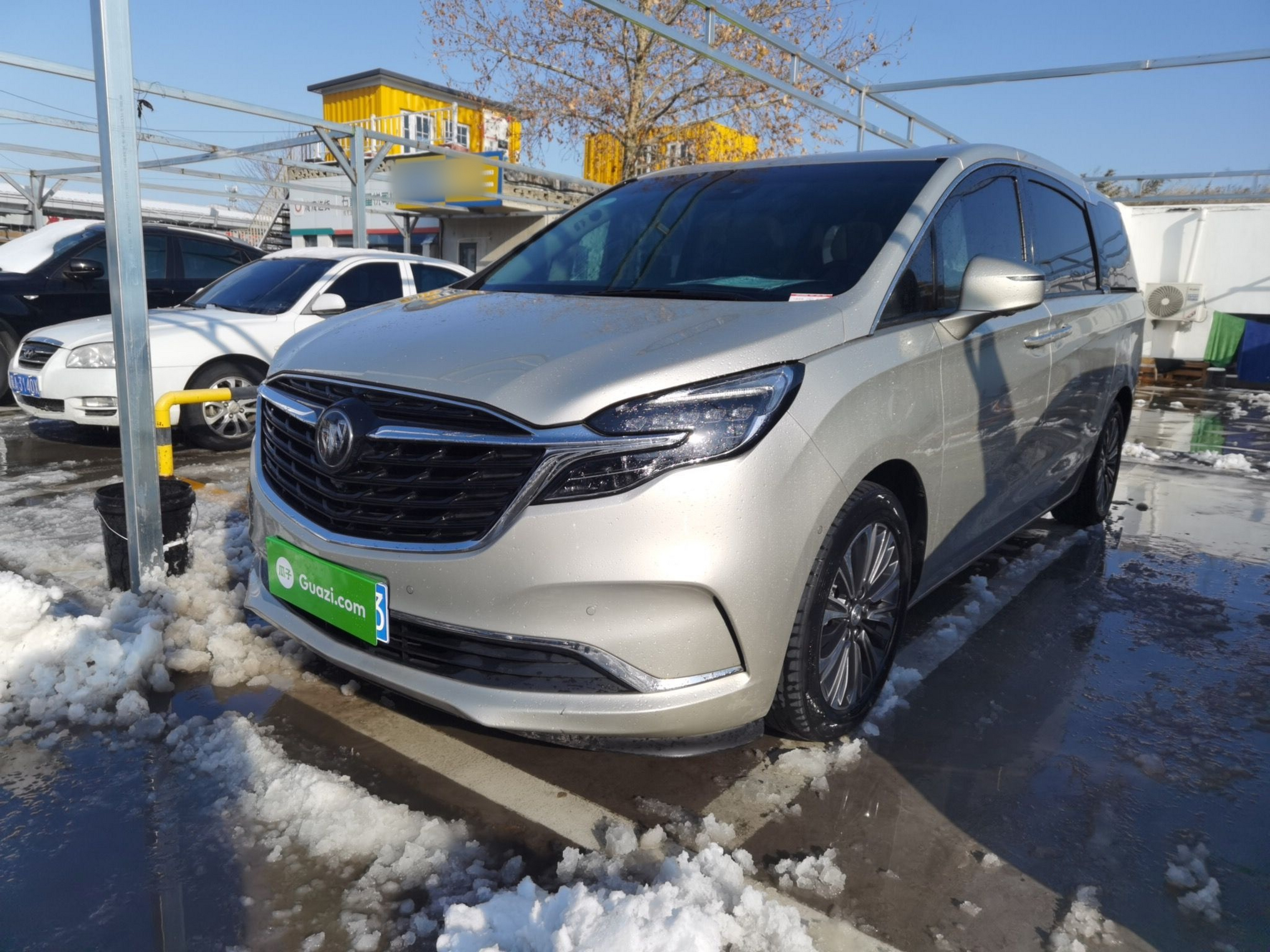 تحت مقدمة السيارة