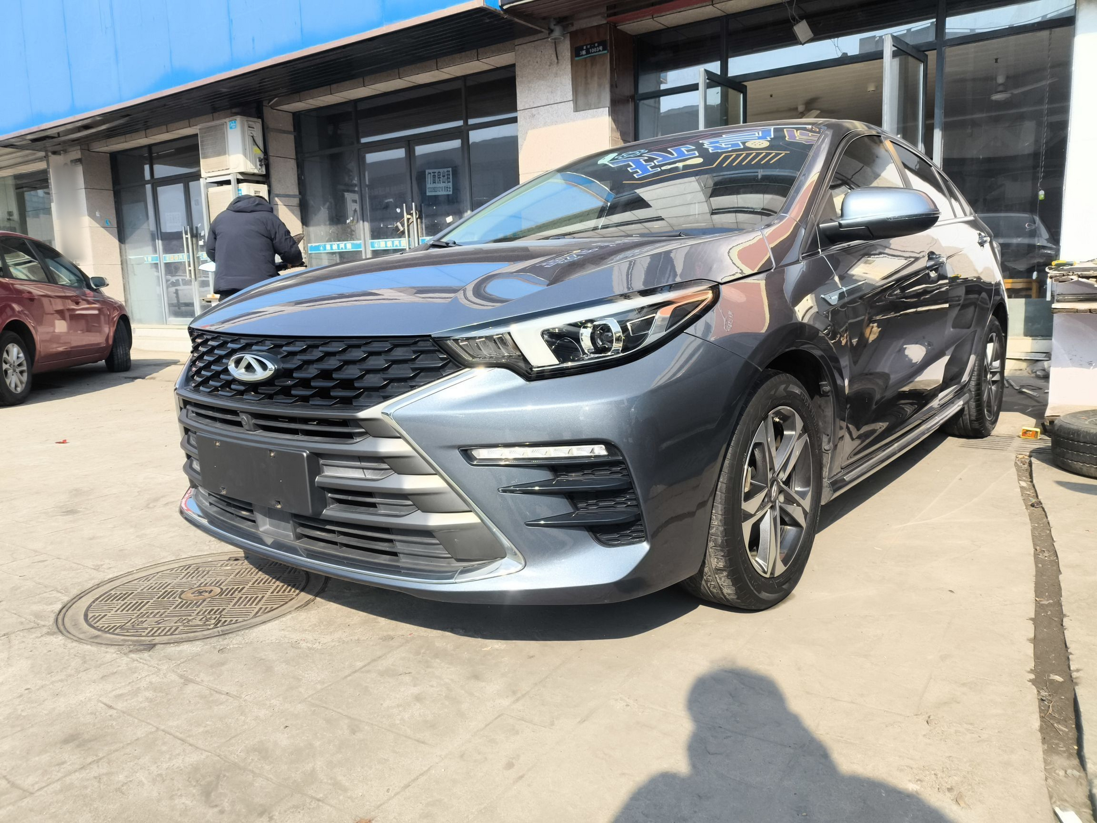 Под передней частью автомобиля