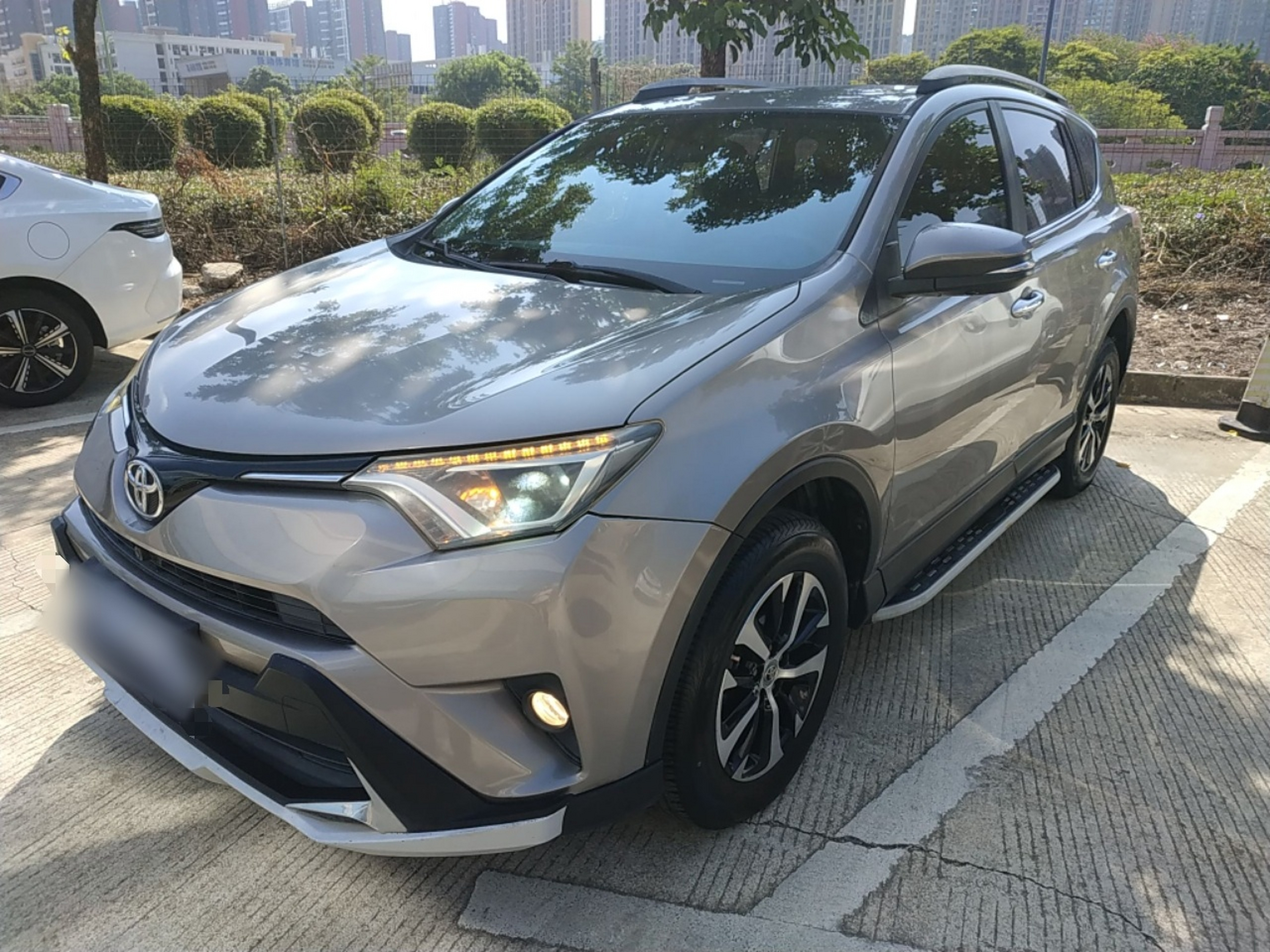 Под передней частью автомобиля