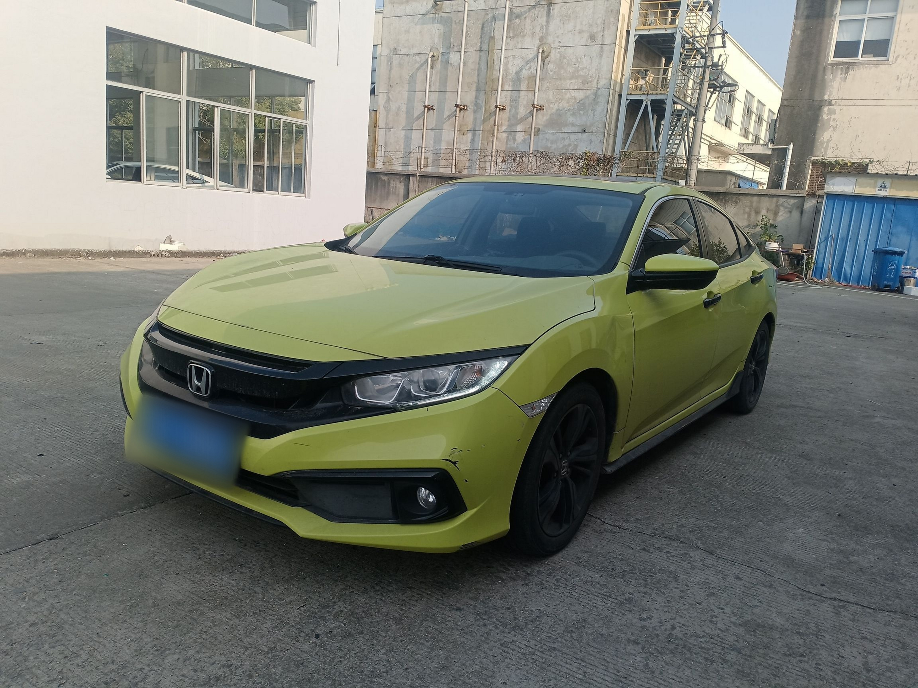 تحت مقدمة السيارة