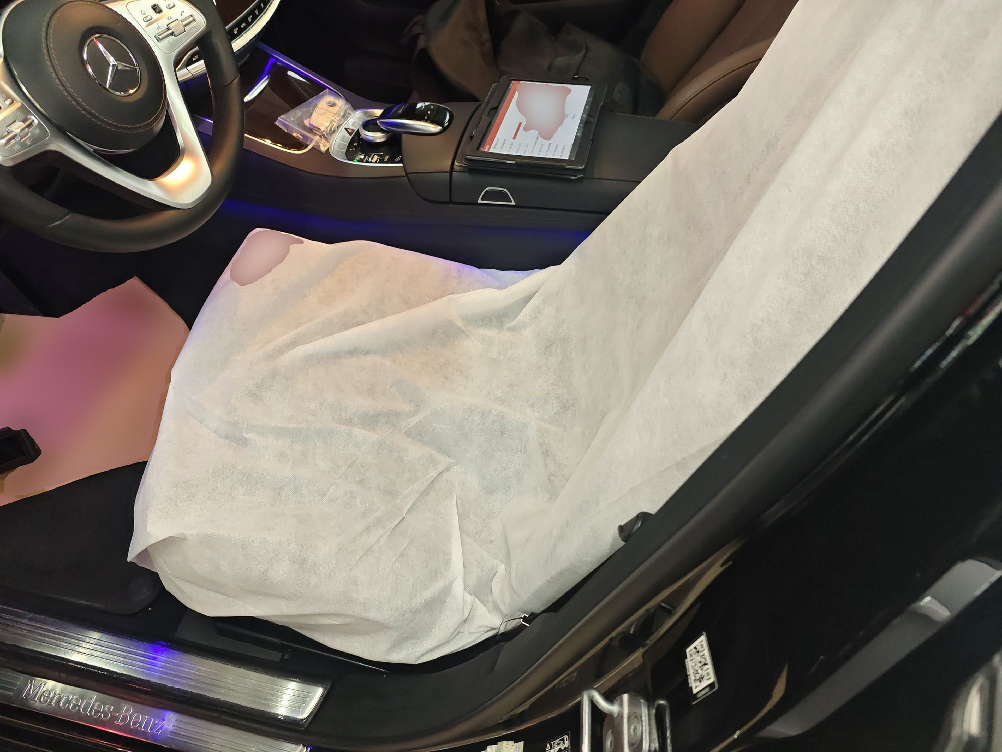 المقاعد الأمامية داخل السيارة