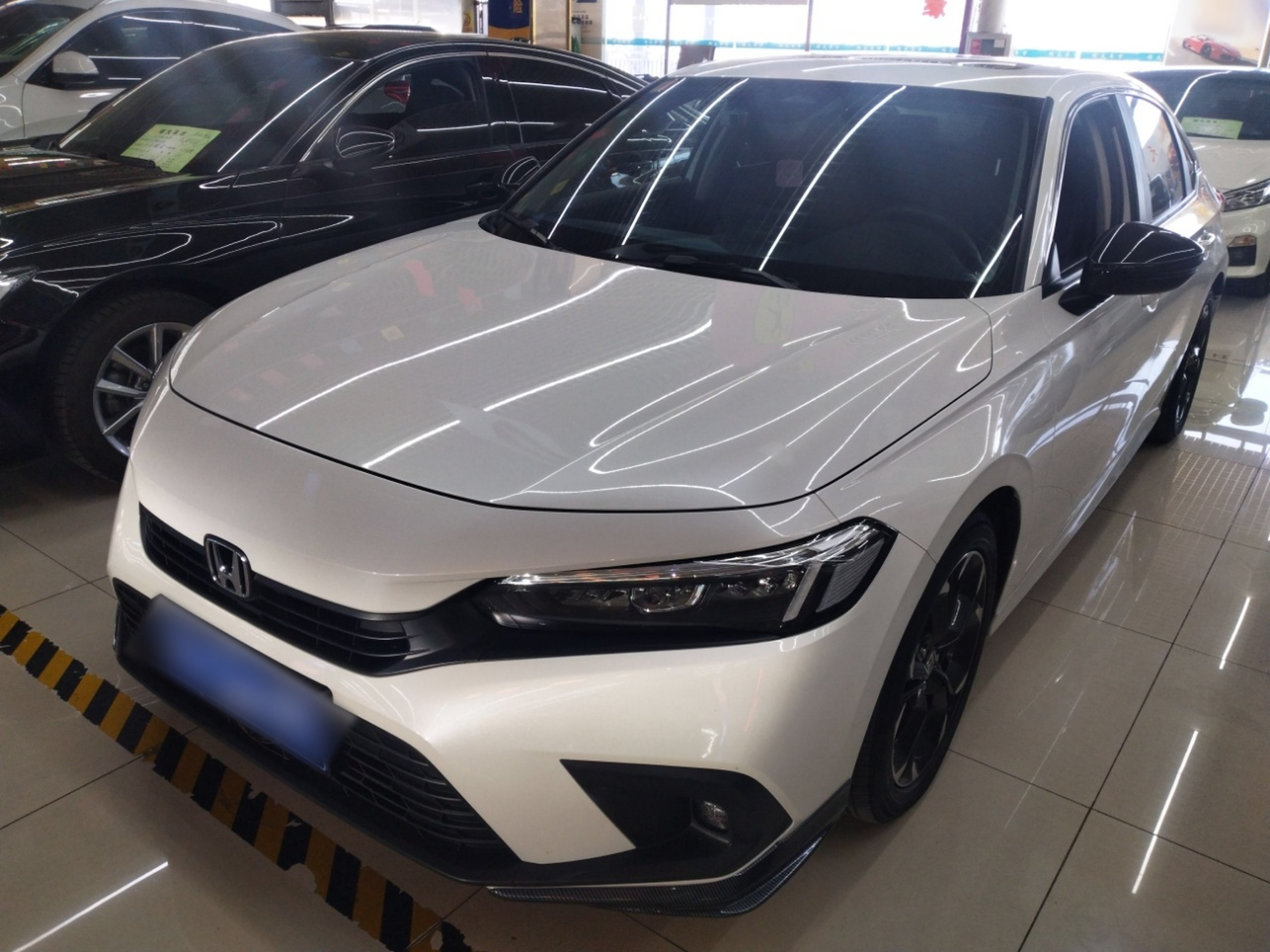 تحت مقدمة السيارة