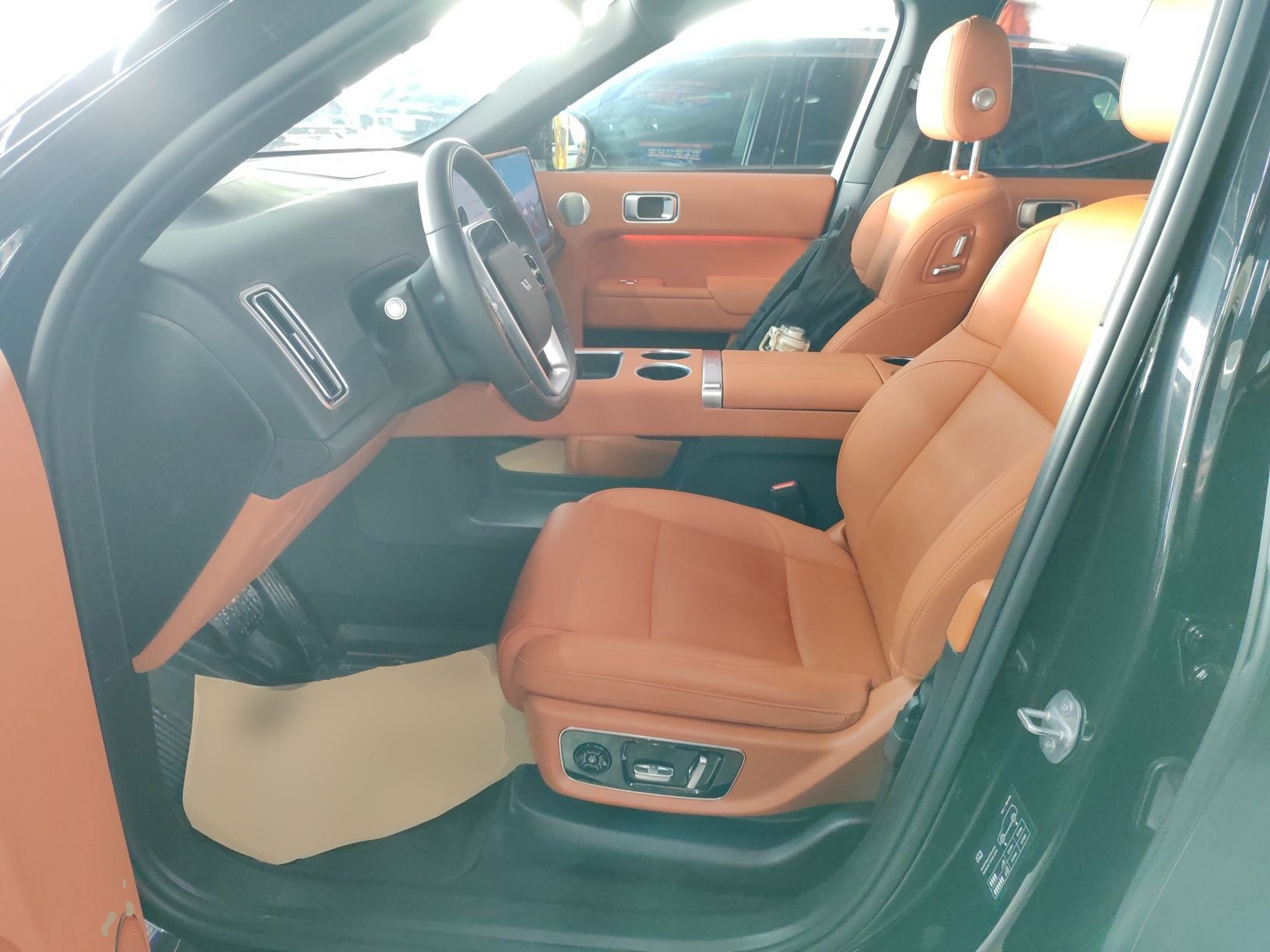 المقاعد الأمامية داخل السيارة