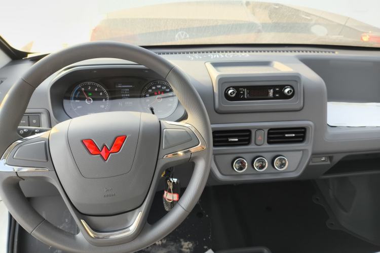 Used Wuling Yangguang 2024 300KM Comfort Version Passenger Van 75kW
