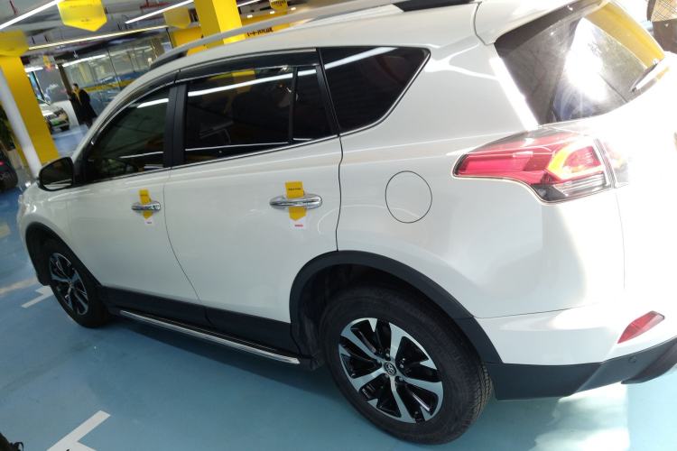 Used Toyota RAV4 2016 2.0L CVT Two-Wheel Drive Fashion Edition China V Standard
